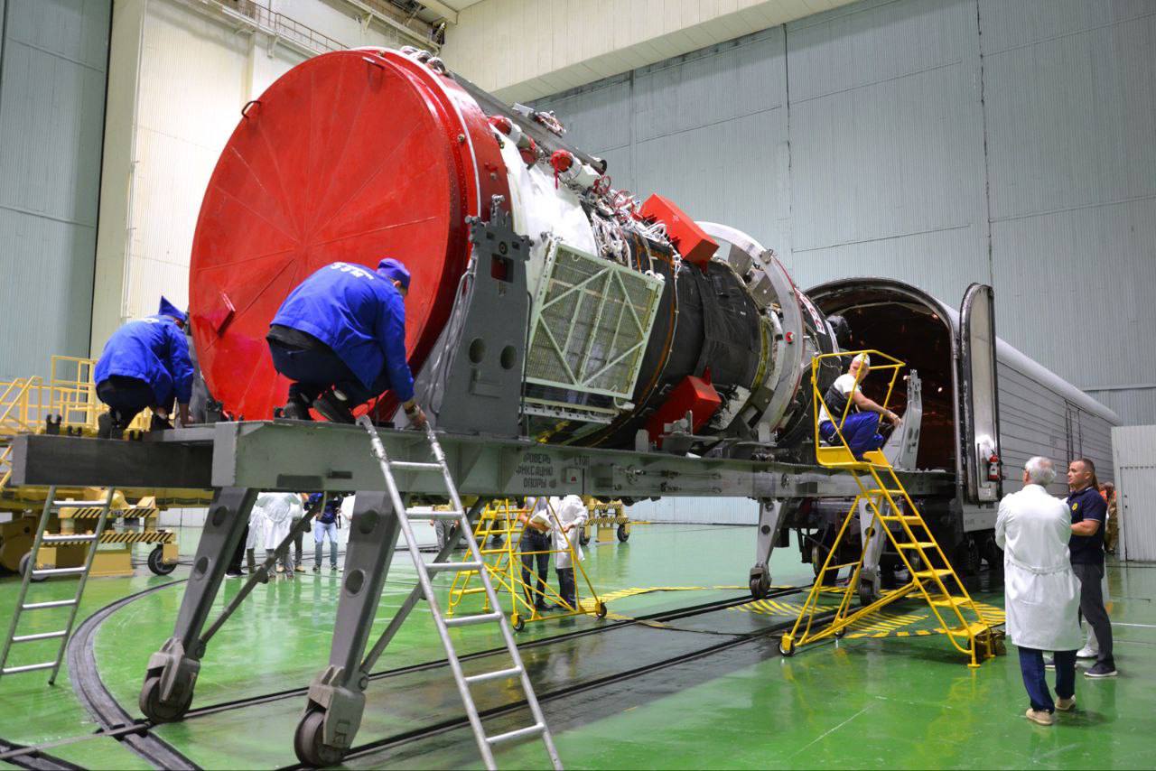 Новый грузовик «Прогресс МС-32» прибыл на Байконур  Специалисты Роскосмоса осмотрели корабль и проверили работу механизмов раскрытия панелей солнечных батарей.   Старт ракеты «Союз-2.1а» с «Прогрессом МС-32» к МКС — осенью этого года.  Фото: Роскосмос  #сделановроссии  Подписывайтесь на «Сделано в России»