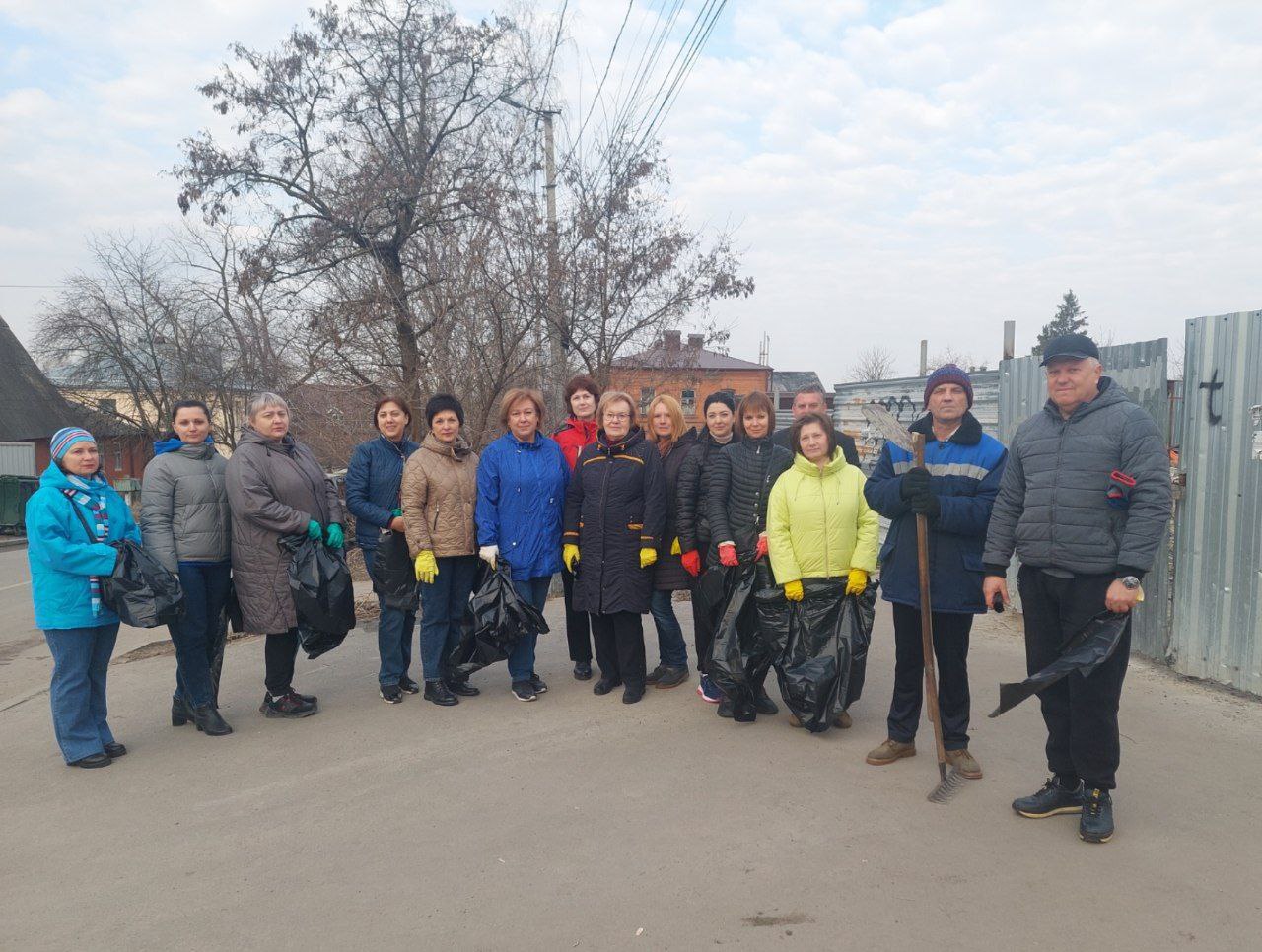 22 марта на улице Золотая  проходит субботник по уборке территории  В мероприятии приняли участие сотрудники комитета культуры и туризма и Контрольно-ревизионного управления.   По словам председателя комитета культуры и туризма Ирины Мазаевой, на убираемом участке задействовано 18 человек.