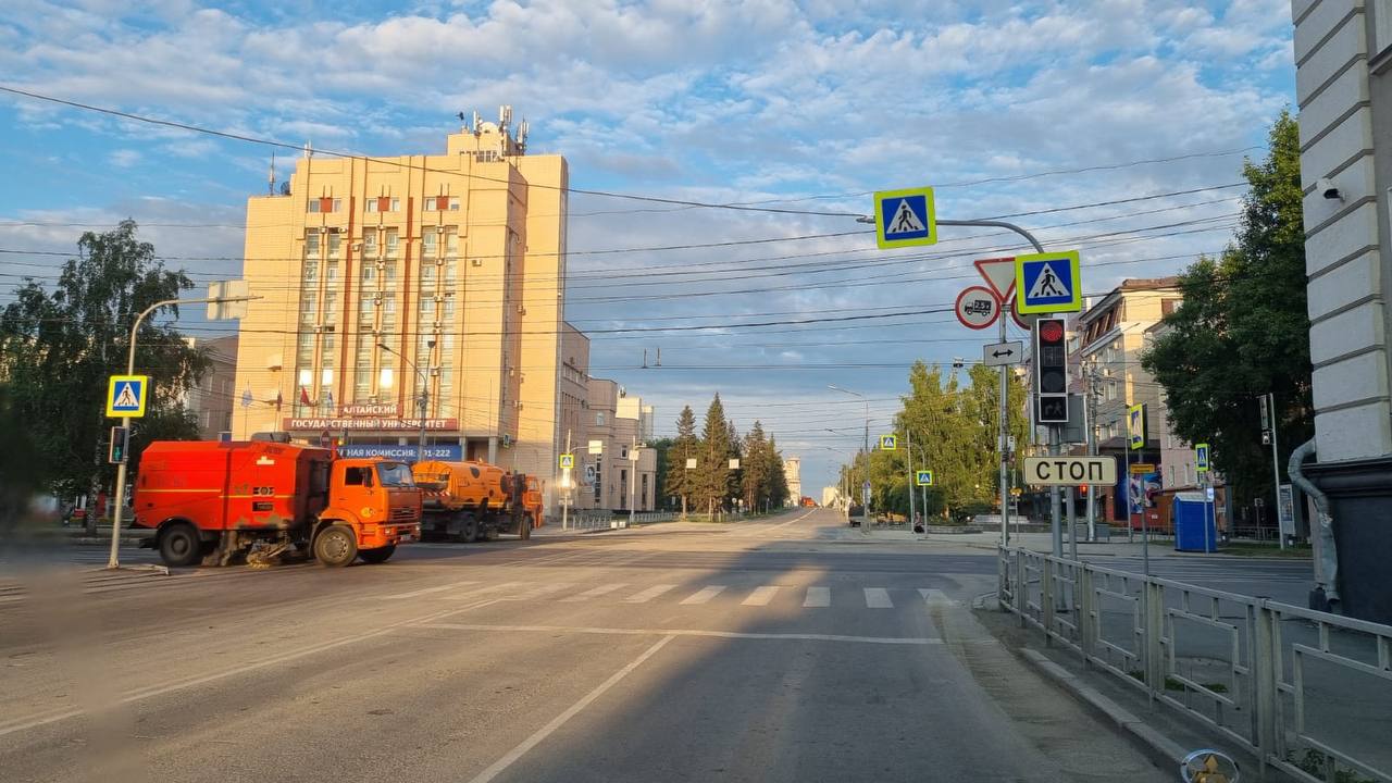 В Барнауле восстановлено движение по проспекту Ленина Напомним, с 16 июня специалисты барнаульского теплосетевого подразделения СГК проводили работы по техническому перевооружению участка магистральной тепловой сети М-213 диаметром 500 мм в районе проспекта Ленина, 60. В выходные дни на участке велись работы по монтажу трубопроводов, бетонированию участка дороги и укладке асфальта. Сегодня, 30 июня, движение по проспекту Ленина полностью восстановлено.
