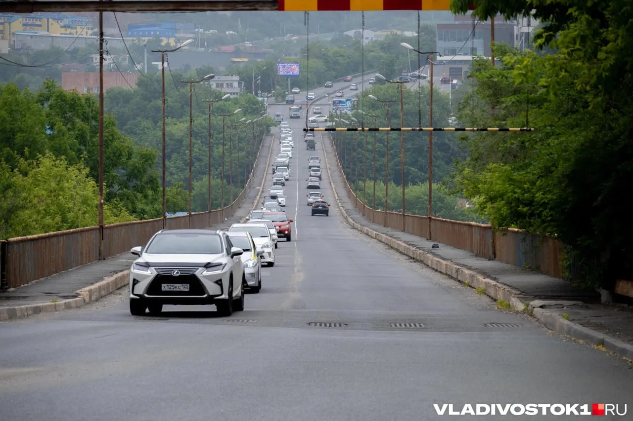 Демонтаж Рудневского моста во Владивостоке начнется в 2027 году до того как начнется строительство нового Результаты экспертиз показали что изношенное сооружение не выдержит строительных нагрузок и вибраций рассказал специалист управления дорог Антон Горбачёв в эфире ОТВ Новый мост планируют построить к 2030 году его длина составит 498 метров будет четыре полосы движения и общая ширина 28 метров Предусмотрены тротуары по 3 метра и система освещения Проект успешно прошёл все экспертизы Финансирование обеспечено 5 миллиардов рублей выделено из федерального бюджета в виде казначейских кредитов ещё 5 миллиардов из бюджета Приморского края в качестве субсидий  Подписаться в MAX