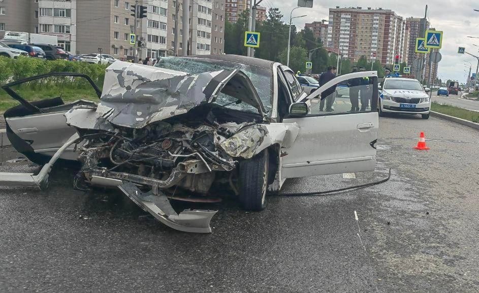 Смертельная авария в Сургуте Утром на улице Крылова 39-летний водитель на Mitsubishi влетел в автобус. Его 31-летний пассажир получил тяжелые травмы и скончался в скорой. Водитель пострадал, ему оказывают помощь медики. Госавтоинспекция устанавливает обстоятельства аварии.
