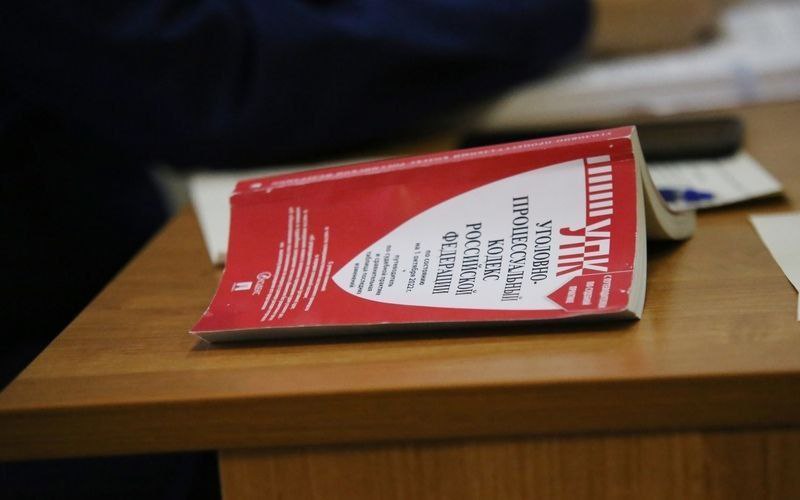Перед судом предстанет мужчина, обвиняемый в применении насилия в отношении представителя власти Скадовским межрайонным следственным отделом СУ СК России по Херсонской области завершено расследование уголовного дела в отношении 50-летнего жителя города Скадовска. Он обвиняется в совершении преступления, предусмотренного ч. 2 ст. 318 УК РФ применение насилия, опасного для жизни и здоровья, в отношении представителя власти в связи с исполнением им своих должностных обязанностей . Следствием установлено, что 1.01.2025 фигурант, находясь в помещении домовладения, расположенного на территории города Скадовска, угрожая пистолетом, нанес представителю власти удары руками в область головы и туловища, причинив ему телесные повреждения. Своими действиями злоумышленник применил насилие, опасное для жизни и здоровья, в отношении представителя власти. В ходе следствия обвиняемый признал свою вину. Следователями СК России собрана достаточная доказательственная база, в связи с чем уголовное дело с утверждённым надзорным ведомством обвинительным заключением направлено в суд для рассмотрения по существу.