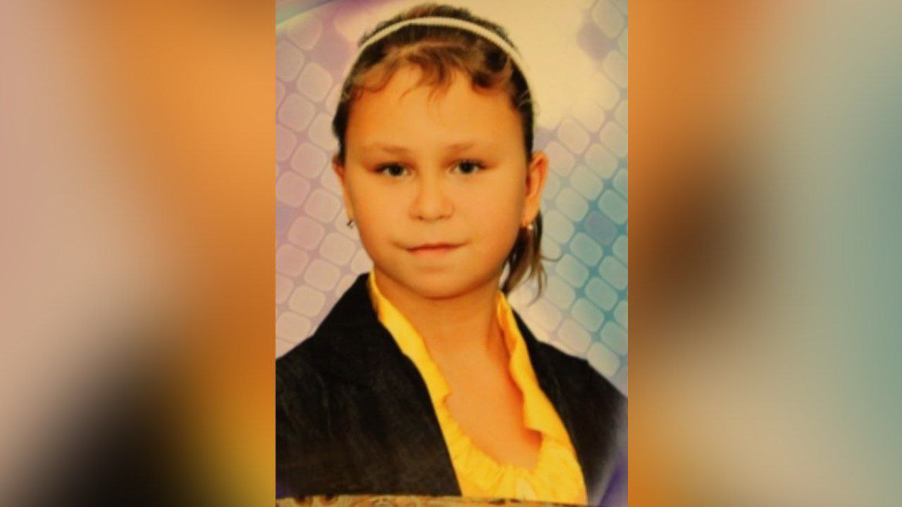В Питере нашли девушку, пропавшую 9 лет назад. Всё это время она скрывалась у подруги в Ленобласти, успела познакомиться с мужчиной и родить двоих детей Виктория Конецкая сбежала из детской больницы в декабре 2016 года — она была госпитализирована для плановой операции. До пропажи школьница удалила свои странички в соцсетях, оставила все документы и вещи в больнице, только взяла куртку соседки по палате. Мама пропавшей Вики обратилась в полицию, возбудили уголовное дело по статье «Убийство». В ходе расследования допросили 450 свидетелей, некоторые из них утверждали, что Вика якобы обиделась на родственников, не поздравивших её с днём рождения. Общий объём уголовного дела составил более 84 томов, было проведено более 15 поисковых мероприятий: школьницу искали даже водолазы. На след девушки «напали» случайно: 2 июня её зафиксировали камеры в Сестрорецке. Правоохранители установили адрес, где проживала Виктория, и пригласили её в Управление криминалистики. Девушка заявила, что ушла из больницы девять лет назад по своему желанию — поругалась с родителями, которые настаивали на операции. Какое-то время Вика жила во Всеволожске у подружки, почти не выходила из дома, потому что знала о поисках. Потом познакомилась с мужчиной, переехала к нему в Сестрорецк, родила двоих детей... дома. За помощью к медикам и в госучреждения она не обращалась. По словам девушки, никаких противоправных действий никто в отношении её не совершал, с близкими общаться она не хочет. Сейчас Вике 24 года.