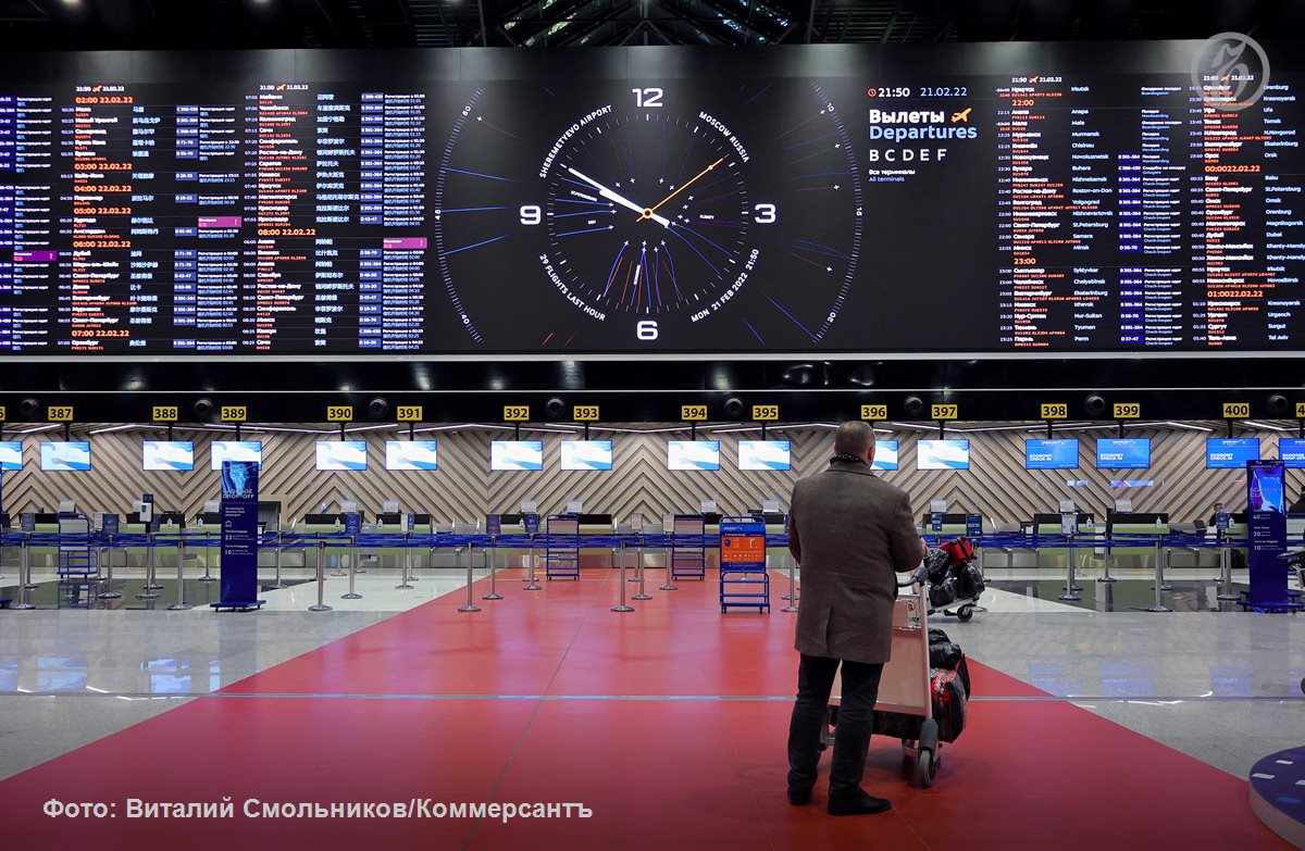 Количество длительных задержек авиарейсов по итогам 2025 года увеличилось в два раза свидетельствуют расчеты сделанные для Ъ АльфаСтрахованием По оценкам Ъ больше трех часов в минувшем году ждали вылета свыше 4 5 млн человек причем в эту статистику не входят отмененные рейсы Главной причиной ухудшения пунктуальности остаются ограничения из за угрозы атак беспилотников При этом если в 2024 году ограничения полетов чаще всего были тотальными то в 2025 году крупные аэропорты с Росавиацией и военными научились во время Ковров обслуживать часть рейсов Ъузнал