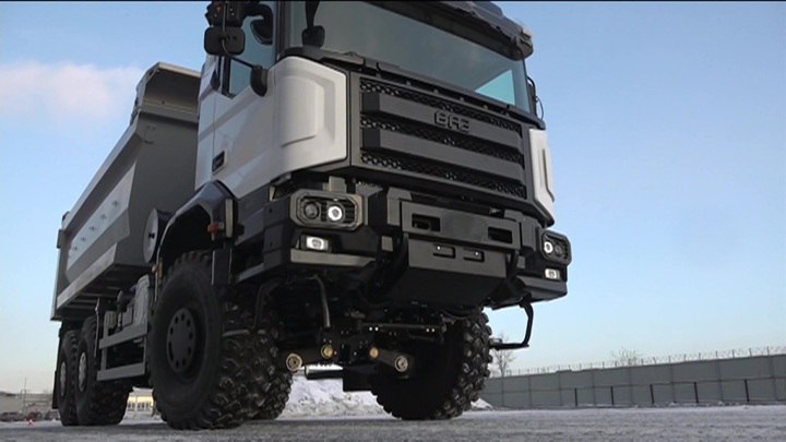 В Петербурге сборочная линия грузовиков БАЗ находится в высокой степени готовности Сборочная линия по производству импортозамещающих гражданских грузовиков БАЗ в Санкт Петербурге находится в высокой степени готовности Запуск производства ожидается в конце 2025 г пишет ТАСС со ссылкой на председателя комитета по промышленной политике инновациям и торговле Александра Ситова Действительно завод анонсировал сроки конец этого года Дополнительная сборочная линия БАЗ в Петербурге находится в высокой степени готовности Надеемся что здесь сдвижек не произойдет рассказал глава городского комитета Напомним серийное производство спецтехники запустят в рамках специального инвестиционного контракта заключенного в 2025 г между правительством Санкт Петербурга Минпромторгом России и АО Романов До конца года компания планирует выпустить не менее 200 автомобилей Алмаз Антей Подпишитесь на Ведомости Северо Запад