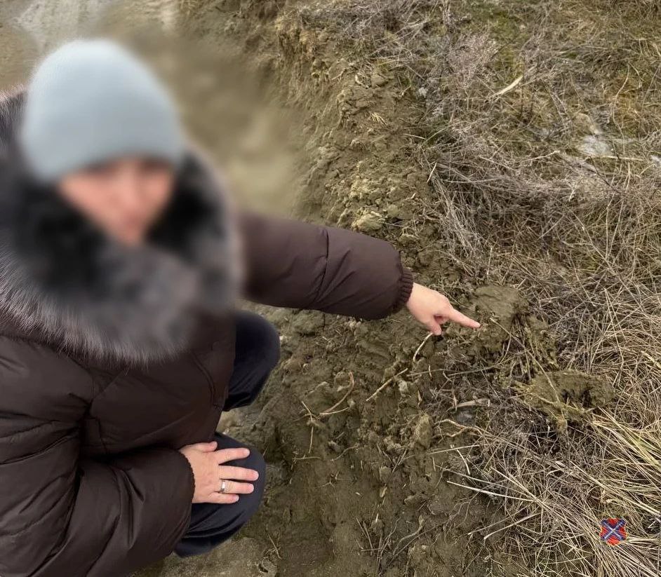 В Городищенском районе оперативники задержали подозреваемую в покушении на сбыт наркотиков Сотрудники подразделения по контролю за оборотом наркотиков ОМВД России по Городищенскому району пресекли деятельность 37 летней местной жительницы подозреваемой в покушении на сбыт наркотических средств в крупном размере Выяснилось что задержанная через теневой сегмент Интернета нашла объявление о легком заработке и собиралась бесконтактным способом распространять запрещенные вещества путем оборудования тайников с закладками 16 февраля 2026 года противоправная деятельность женщины была пресечена сотрудниками полиции В ходе личного досмотра полицейские изъяли у подозреваемой 50 свёртков с порошкообразным веществом которое согласно заключению экспертов является смесью содержащей мефедрон общей массой около 114 граммов По данному факту возбуждено уголовное дело по ч 3 ст 30 ч 4 ст 228 1 УК РФ Фигурантка задержана в порядке ст 91 УПК РФ