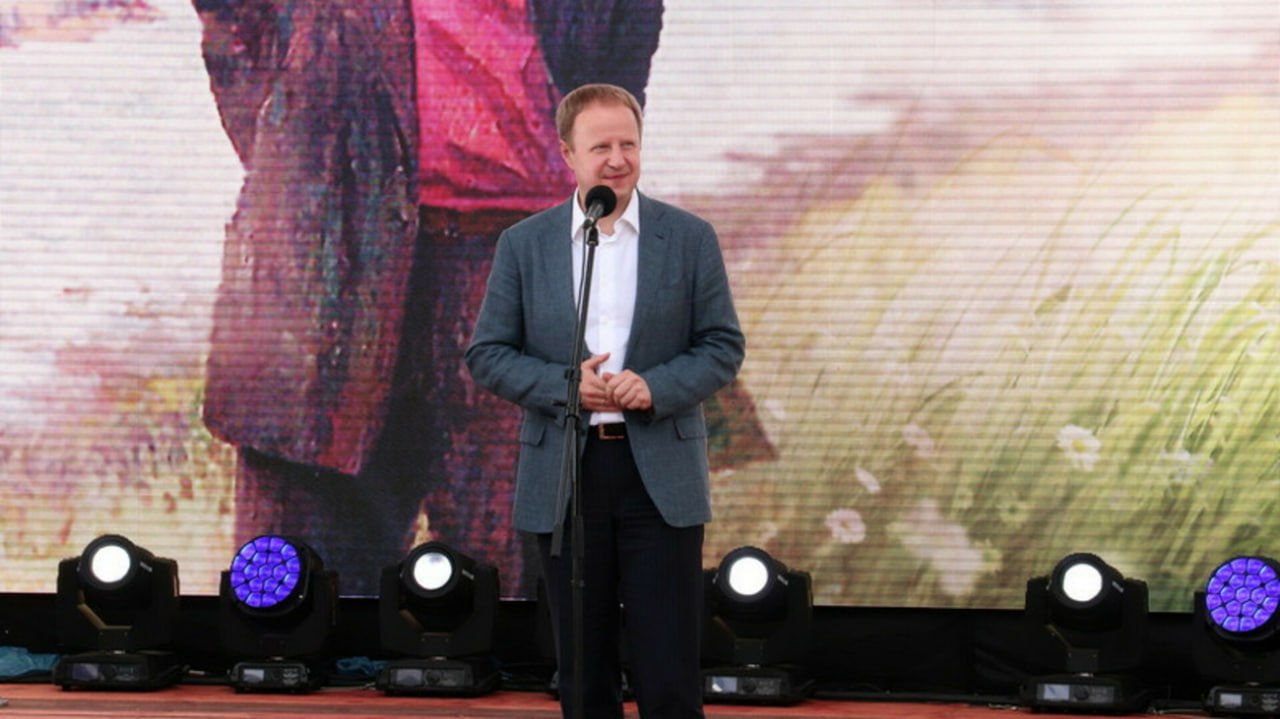 Проводится масштабная работа Томенко рассказал о подготовке к 100 летию Шукшина Алтайские власти совместно с федеральными коллегами готовят масштабную программу к 100 летию писателя и режиссера Василия Шукшина Праздник пройдет в 2029 году Об этом РИА Новости сообщил губернатор края Виктор Томенко По его словам решение о праздновании 100 летнего юбилея уроженца Алтайского края Василия Шукшина принималось на самом высоком государственном уровне Соответствующий указ президент Российской Федерации подписал в декабре 2024 года Такое решение руководства страны это знак того что писатель режиссер и актер является особо значимой фигурой для отечественной культуры Это признание вклада Василия Макаровича Шукшина в культурное наследие России уверен губернатор Уже сформирован оргкомитет по подготовке юбилея Его возглавила министр культуры России Ольга Любимова Первое заседание оргкомитета состоялось в сентябре текущего года в нем приняли участие представители правительства РФ Минкультуры и Минцифры России Особенно важно что к работе подключились народный артист СССР Владимир Викторович Васильев руководители Государственного музея истории российской литературы имени В И Даля Государственного Российского Дома народного творчества имени В Д Поленова Литературного института имени А М Горького Также в составе комиссии Виктор Томенко и министр культуры края Елена Безрукова Проводится масштабная работа уже определена концепция всероссийского празднования 100 летия Василия Макаровича Шукшина Сформирован единый федеральный план мероприятий которые будут проводиться в период с 2026 по 2029 год Не только в Алтайском крае но и Москве Санкт Петербурге Самаре Волгограде в станицах Вешенской и Клетской всего запланировано около 70 мероприятий в том числе за рубежом Юбилей Шукшина станет общенациональным и международным событием позволит нам рассказать далеко за пределами Алтайского края о наследии нашего великого земляка отметил Томенко Фото правительство Алтайского края