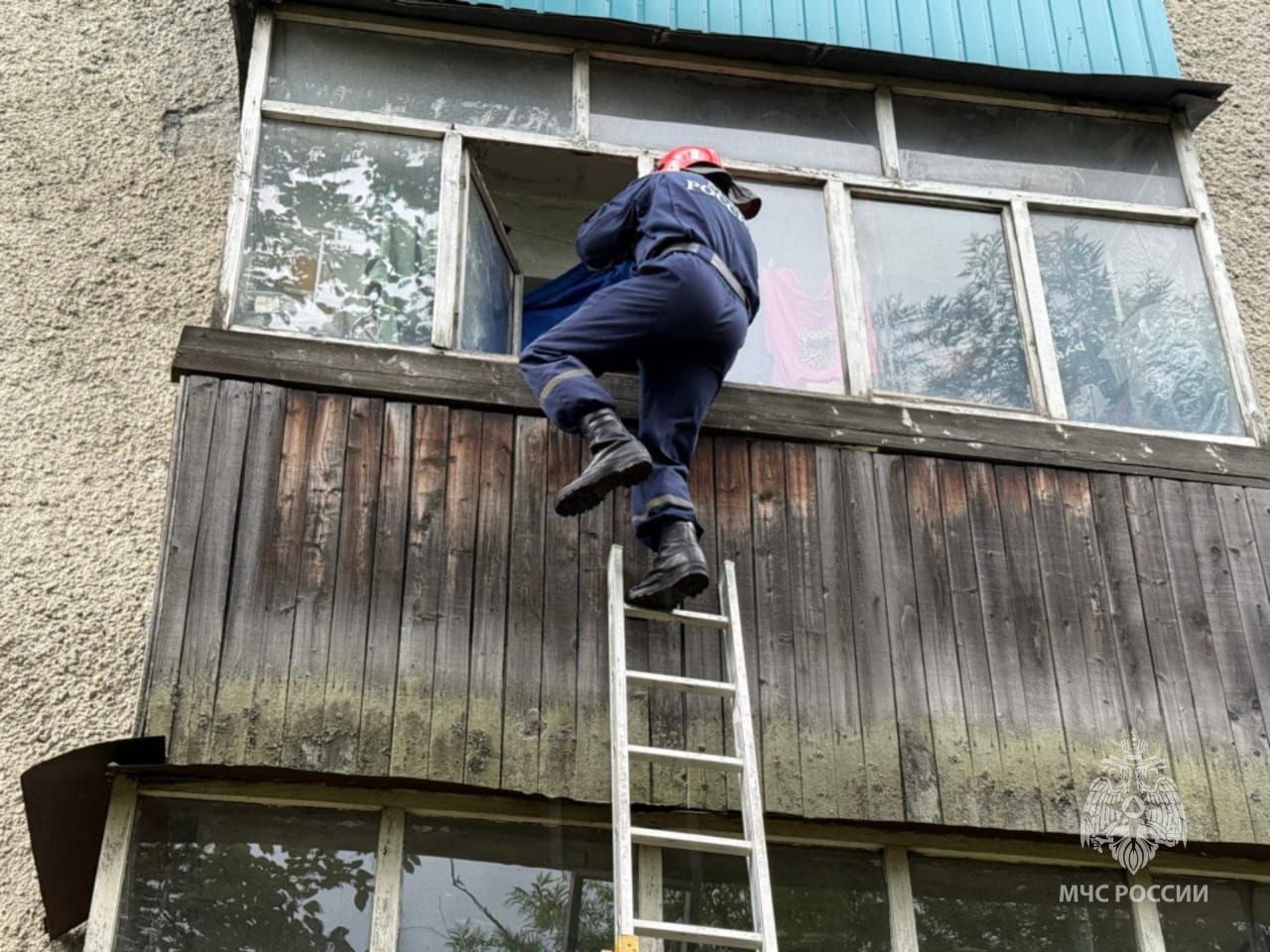 Спасатели помогли женщине попасть в квартиру, где оказался заперт её ребёнок.   11 августа в Елизове мама двухлетнего мальчика вышла из дома буквально на несколько минут, а малыш закрыл дверь изнутри.   Спасатели приняли решение не вскрывать дверь, а попасть в квартиру через балкон на втором этаже.   Они вскрыли окно, прошли в квартиру и впустили маму. Ребёнок был в порядке, в медицинской помощи не нуждался.