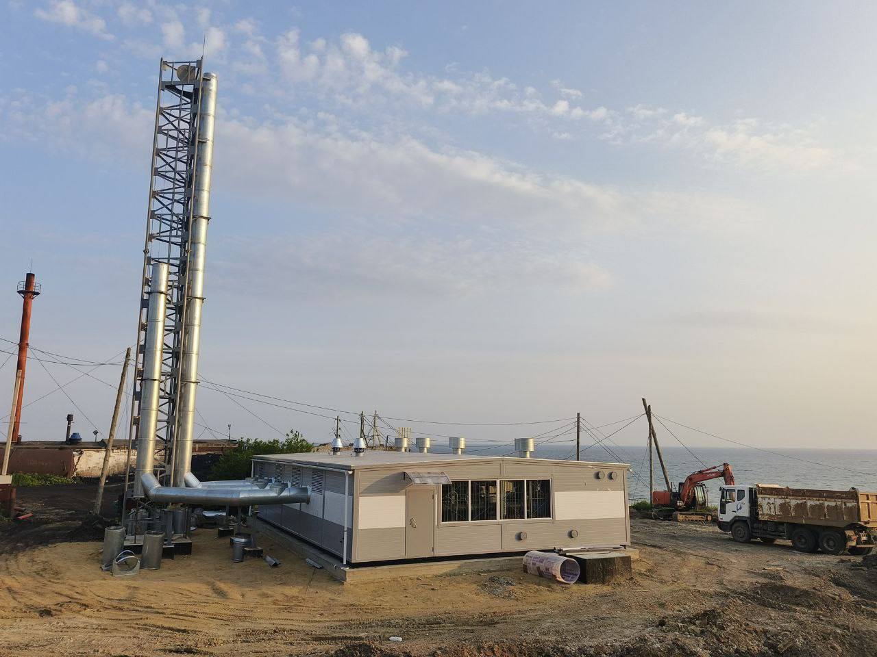 В Корсакове завершен монтаж блочно-модульной газовой котельной №6  ‎ ‎ Новый объект теплоснабжения разместился по улице Лермонтова, рядом со своей угольной предшественницей.  ‎ ‎ В котельной установлено 3 котла по 3,2 МВт. Общая мощность - 9,6 МВт. Это очень хороший показатель. Для обеспечения устойчивым и безопасным теплоснабжением жителей города это стратегически важный шаг. ‎  У строителей еще много работы. ‎Но они делают всё возможное, чтобы к осени объект был готов к проведению пусконаладочных работ.    Губернатор поставил задачу максимально газифицировать районы Сахалинской области. По словам Валерия Лимаренко, переход на газ и отказ от угля не только помогут улучшить экологию, но и увеличат потенциал для дальнейшего развития региона. ‎