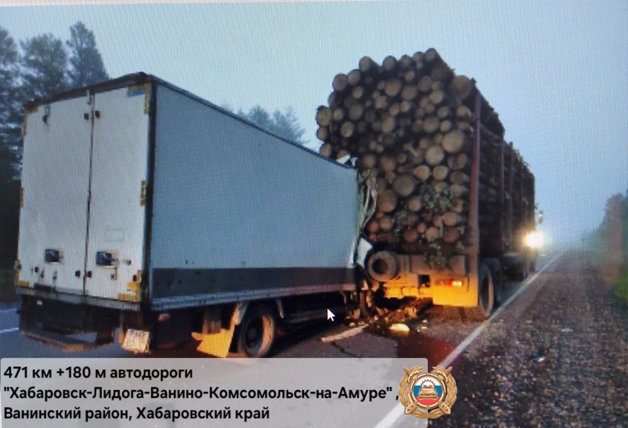 Грузовик врезался в лесовоз, водитель погиб  Сегодня ночью около 1:40 в Ванинском районе на 471 км дороги "Хабаровск-Лидога-Ванино-Комсомольск-на-Амуре" грузовик Toyota Dyna, ехавший в сторону Ванино, врезался в стоящий на крайней правой полосе лесовоз Scania.  По данным Госавтоинспекции, следов торможения не обнаружено. Освещение в месте ДТП отсутствует.  57-летний водитель грузовика, житель Хабаровска, погиб на месте ДТП до приезда скорой помощи.    Подписаться   Прислать новость