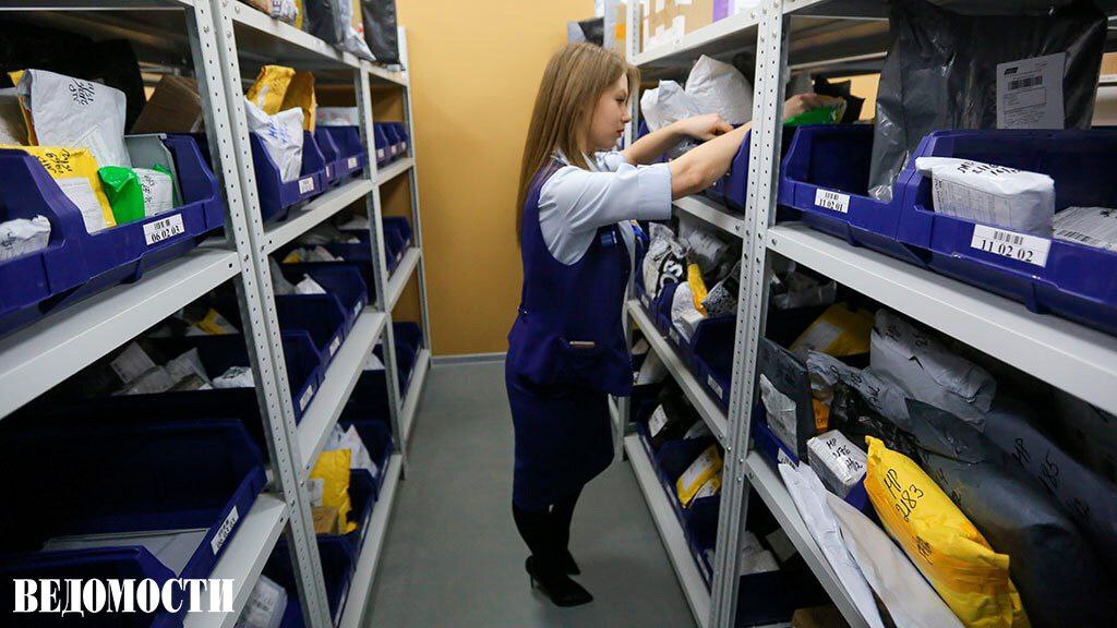 Почта России начала отправлять посылки по номеру телефона получателя При оформлении онлайн достаточно ввести номер в международном формате а при визите в отделение назвать его сотруднику После отправки получатель автоматически получает трек номер Посылка направляется до востребования в отделение привязанное к адресу в его профиле  Чтобы получить отправление адресат должен дать согласие на подключение услуги через сайт или мобильное приложение Почты России В конце января председатель Совфеда Валентина Матвиенко заявляла что нельзя отпускать ситуацию в Почте России иначе все сотрудники в скором времени разбегутся Telegram Max