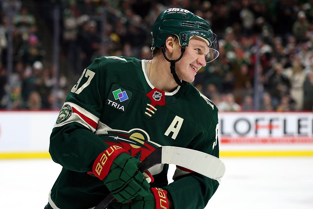 Капризов вышел на второе место в списке лучших бомбардиров в истории Миннесоты Кирилл забил гол в матче против Айлендерс 3 4 ОТ Теперь у него 438 210 228 очков за Уайлд что позволило обойти в списке лучших бомбардиров Мариана Габорика 437 На первом месте Микко Койву 709 очков В текущем сезоне Капризов набрал 52 25 27 очка news matchtv David Berding Getty Images