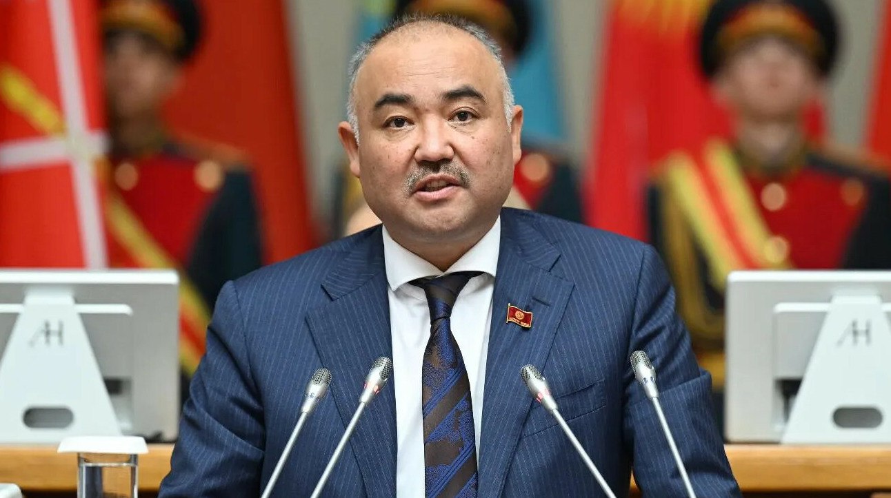 Отставка спикера Жогорку Кенеша что происходит с политической элитой Кыргызстана Глава кыргызского парламента Нурланбек Тургунбек уулу добровольно покинул пост спикера Жогорку Кенеша передает ArbatMedia Об этом Тургунбек уулу объявил сегодня во время заседания парламента Слухи о возможной отставке спикера начали распространяться 10 февраля Тогда своих должностей лишился Камчыбек Ташиев который занимал посты вице премьера и руководителя Госкомитета национальной безопасности страны Пресс служба Жогорку Кенеша тогда опровергла информацию об уходе Тургунбека уулу Прислать новость