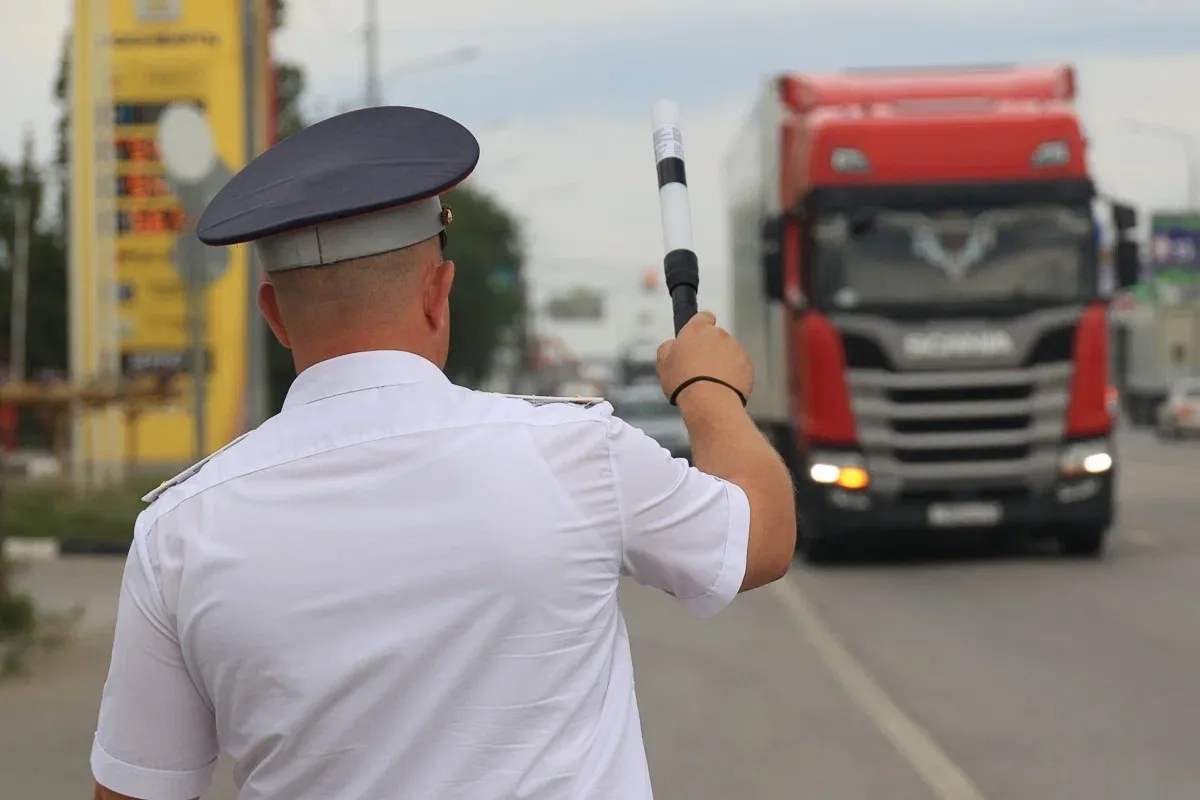 С 20 мая в Волгоградской области вводятся сезонные ограничения для тяжелого транспорта Как только температура воздуха поднимается выше 32 грузовикам запрещено выезжать на региональные и межмуниципальные трассы с 10 00 до 22 00 Режим будет действовать все лето вплоть до 31 августа