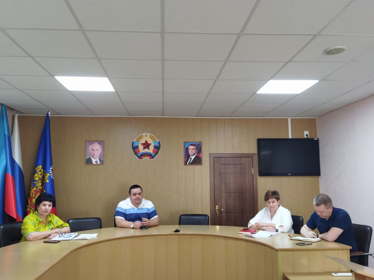Сегодня под руководством Главы городского округа город Ровеньки Андрея Рубанцова состоялось плановое рабочее совещание, на котором обсудили ключевые задачи на предстоящую неделю.     Основными темами стали благоустройство городских территорий и развитие инфраструктуры. Участники рассмотрели текущие проекты, обсудили пути решения актуальных вопросов и наметили приоритетные направления работы.     В завершении совещания Андрей Викторович поручил ответственным лицам держать на особом контроле выполнение поставленных задач, уделив внимание срокам и качеству реализации.