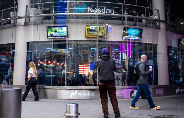 Рынок акций США вырос, S&P 500 и Nasdaq обновили рекорды Американские фондовые индексы завершили сессию во вторник уверенным ростом более чем на 1% , при этом S&P 500 и Nasdaq обновили исторические максимумы. Котировки акций Intel Corp. во вторник подскочили на 5,6%. Президент США Дональд Трамп назвал "очень интересной" встречу с главным исполнительным директором Intel Лип-Бу Таном, состоявшуюся в Белом доме в понедельник. Цена акций Apple Inc. увеличилась на 1,1%, UnitedHealth Group - на 3,7%, Goldman Sachs Group - на 3,4%, Chevron Corp. - на 0,7%, Microsoft Corp. - на 1,4%, Nvidia Corp. - на 0,6%, Alphabet Inc. - на 1,2%, Tesla - на 0,5%. Dow Jones во вторник вырос на 1,1% и достиг 44458,61 пункта. Значение S&P 500 по итогам торгов увеличилось на 1,1% и составило 6445,76 пункта. Индекс Nasdaq поднялся на 1,4% и завершил сессию на отметке 21681,9 пункта.