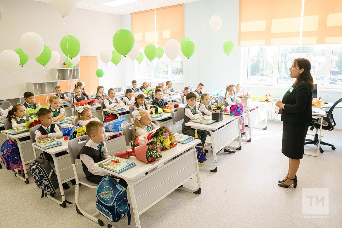 В 2026 году в Татарстане планируется увеличить количество педагогов точных наук получающих гранты Согласно представленным изменениям общее количество получателей грантов вырастет с 350 до 430 человек Соответствующий проект постановления проходит антикоррупционную экспертизу Число грантов для учителей физико математического профиля будет увеличено со 100 до 130 Поддержку получат также больше руководителей физико математических кружков их количество возрастет вдвое с 100 до 200 При этом количество грантов для молодых учителей физико математического профиля сократится со 150 до 100 Размер выплат останется прежним учителя физико математического профиля будут получать 344 828 рублей молодые педагоги 275 862 рублей а руководители кружков 103 448 рублей Этот год стал прорывным для системы образования региона В Татарстане заметно усилили финансовую поддержку молодых педагогов Ежемесячная стимулирующая надбавка для учителей молодых специалистов выросла почти в четыре раза с 2500 рублей до 10 000 рублей выплата рассчитывается пропорционально учебной нагрузке и фактически отработанному времени и распространяется не только на школьных учителей но и на педагогов учреждений среднего профессионального образования Важно что надбавки начали начислять уже с 1 сентября 2025 года то есть с начала учебного года На фоне общероссийской ситуации этот шаг выглядит нетипично Татарстан наряду с Москвой и Приморским краем входит в небольшую группу регионов где базовый оклад школьного учителя превышает прожиточный минимум При этом по данным профсоюзов и экспертов в 90 регионов страны гарантированный оклад учителя без учета премий и надбавок ниже МРОТ Это вынуждает педагогов брать 1 5 2 ставки чтобы просто выжить что ведет к профессиональному выгоранию Республика уже несколько лет последовательно выстраивает систему целевой поддержки педагогов делая ставку именно на молодых специалистов В Казани сегодня действует 11 программ направленных на укрепление кадрового потенциала образования Это и муниципальные гранты и адресная финансовая помощь и жилищные меры Например за последние два года в рамках одной из городских грантовых программ поддержку получили около 150 учителей на сумму порядка 3 млн рублей Расширена и республиканская программа Наш новый учитель число её участников увеличено с 200 до 500 человек В текущем году в программу впервые включили воспитателей детских садов преподавателей колледжей и педагогов дополнительного образования то есть тех кто раньше часто оставался в тени школьной системы Отдельное направление жильё Власти Татарстана помогают молодым учителям дополнительную помощь с арендой жилья при этом часть педагогов может рассчитывать на жилищные сертификаты Для молодых специалистов особенно приезжих именно жилищный вопрос часто становится решающим при выборе места работы Результаты этой политики уже дали статистически значимый результат В то время как многие регионы теряют кадры ежегодная текучесть в школах РФ достигает 10 15 Татарстан начал работать как пылесос для талантов По данным управления образования Казани за последние три года в город переехал 421 педагог из других регионов причём почти 40 из них только за один 2024 год Кроме того 456 человек вернулись в школы после работы в других отраслях Татарстан демонстрирует простой но часто игнорируемый принцип кадровый дефицит в образовании это не абстрактная проблема престижа профессии а результат ежедневной планомерной работы местных властей В регионы где профессия учителя позволяет не выживать а полноценно жить и планировать будущее молодые специалисты начинают приезжать сами Именно поэтому республика постепенно превращается в своеобразный образовательный магнит выверенные точечные финансовые и социальные меры меняют ситуацию в отрасли которую во многих регионах уже считают хронически проблемной