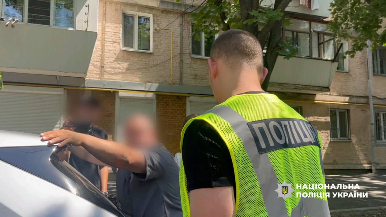 В Одесской области задержан замглавы районного ТЦК по подозрению в получении взятки — полиция Сотрудники полиции сообщили о задержании заместителя начальника одного из районных территориальных центров комплектования Одесской области. По данным следствия, за $3 тысячи он обещал снять с розыска мужчину, нарушившего правила воинского учёта. Чиновнику сообщено о подозрении. Ему грозит до 10 лет лишения свободы с конфискацией имущества и запретом занимать определённые должности. Суд избрал меру пресечения в виде содержания под стражей с возможностью внесения залога в размере 1,2 млн гривен.
