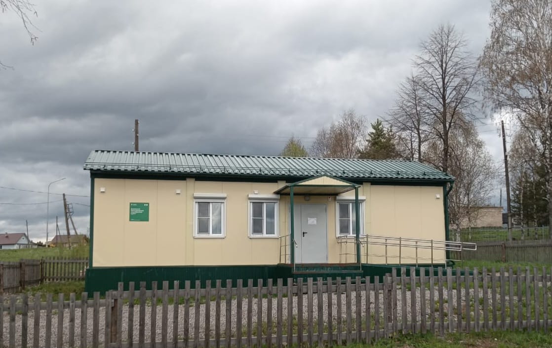 В Белореченске и Черной Холунице Омутнинского района появятся новые фельдшерско-акушерские пункты в рамках нацпроекта «Продолжительная и активная жизнь». В ближайшее время подрядчики приступят к монтажу модульных конструкций. ФАПы подключат к единой медицинской информационной системе, где работают все медучреждения региона. Пункты будут соответствовать современным требованиям к организации медицинской помощи, включая доступность объекта для пациентов с ограниченными возможностями здоровья. Они станут седьмым и восьмым сельскими подразделениями ЦРБ. Как отмечал глава региона Александр Соколов, областное правительство берет на себя поставку и монтаж новых модульных зданий, обеспечение медицинским оборудованием и лицензирование новых ФАПов. Органы местного самоуправления предоставляют земельные участки под их возведение, организуют благоустройство прилегающей территории и подключение учреждений к инженерным сетям. Кировская область