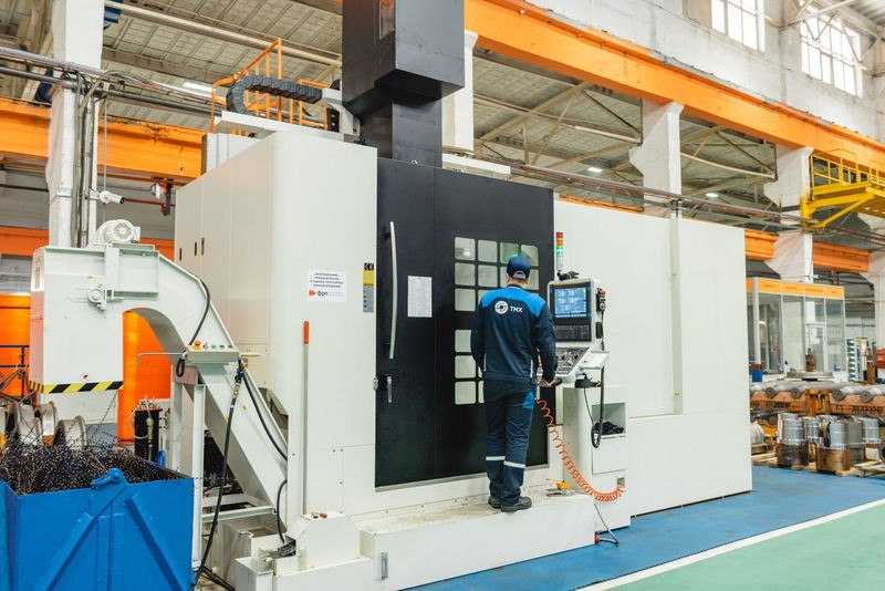 В ноябре льготное финансирование ФРП одобрено для 17 проектов членских организаций ТПП РФ из 14 регионов В ноябре продолжилась активная экспертная работа системы ТПП по рассмотрению промышленных инвестиционных проектов заявленных на льготное финансирование в Фонд развития промышленности На рассмотрение были представлены проекты из 22 регионов из шести федеральных округов Подводя итоги работы в ноябре советник президента ТПП РФ член Экспертного совета ФРП Дмитрий Курочкин выделил активное участие в оценке проектов экспертов советов ТПП РФ а также экспертов Межотраслевого экспертно аналитического центра Союза нефтегазопромышленников России Экспертные мнения по проектам направили представители системы ТПП В ноябре льготное финансирование Фонда одобрено для 17 проектов членских организаций ТПП РФ из 14 регионов на общую сумму 4 9 млрд руб Всего в октябре текущего года в ходе заседаний Экспертного совета ФРП одобрено 28 проектов на общую сумму 5 7 млрд руб Подробнее