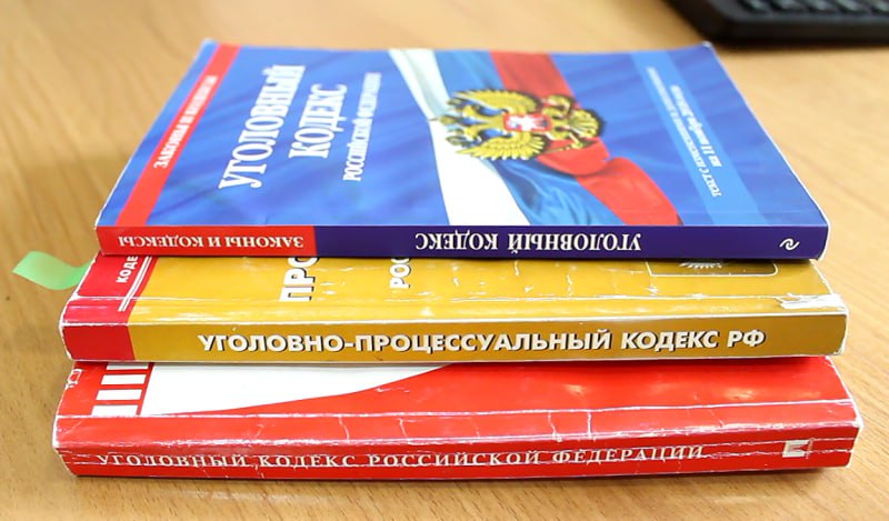 В Артеме Приморского края сотрудники уголовного розыска задержали подозреваемого в совершении грабежа В дежурную часть отдела МВД России по городу Артему поступило сообщение 28 летнего мужчины о том что неизвестный гражданин открыто похитил его сотовый телефон стоимостью 15 тысяч рублей После этого злоумышленник скрылся на автомобиле По указанному адресу прибыла следственно оперативная группа территориального отдела полиции Полицейские осмотрели место происшествия опросили заявителя и очевидцев Установлено что преступление совершено в ходе конфликта Просмотрев камеры видеонаблюдения сотрудники полиции установили марку автомобиля а также пути его передвижения Также было установлено что уезжая с места преступления злоумышленник совершил дорожно транспортное происшествие При этом он покинул место автоаварии В ходе оперативно розыскных мероприятий сотрудники уголовного розыска установили местонахождение подозреваемого При задержании 53 летний артемовец оказал сопротивление и попытался скрыться Гражданин был задержан и доставлен в территориальный отдел полиции для разбирательства В отношении мужчины полицейские составили два административных протокола по статье 12 27 КоАП РФ Невыполнение обязанностей в связи с дорожно транспортным происшествием и по статье 19 3 КоАП РФ Неповиновение законному распоряжению сотрудника полиции За неповиновение сотрудникам полиции по решению суда правонарушителю было назначено наказание в виде 5 суток административного ареста По факту грабежа дознавателем отдела МВД России по городу Артему возбуждено уголовное дело по части 1 статьи 161 Уголовного кодекса Российской Федерации В отношении фигурант избрана мера пресечения в виде подписки о невыезде и надлежащем поведении Мобильный телефон изъят В ходе проверки полицейские установили что на автомашине гражданина стояли подложные государственные номерные знаки Автомобильные номера изъяты транспортное средство помещено на стоянку временного задержания По данному факту возбуждено уголовное дело предусмотренное частью 1 статьи 326 Уголовного кодекса Российской Федерации Подделка или уничтожение идентификационного номера транспортного средства Расследование продолжается t me prim police vk com public180487861 ok ru group 55028167540942 25 мвд рф