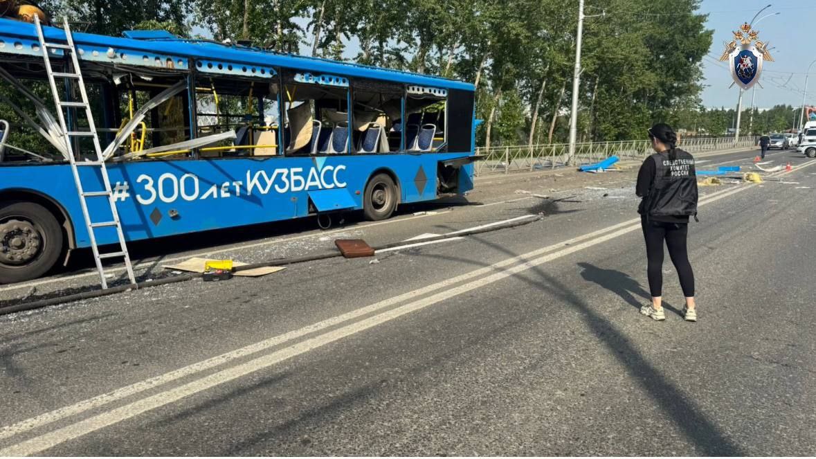 Газовый баллон взорвался в 15-м автобусе в Кемерово. Причина — разгерметизация. В салоне было 13 человек, троим потребовалась медпомощь. Прокуратура начала проверку, другие маршруты с Красноармейской перенаправили на Искитимский мост.