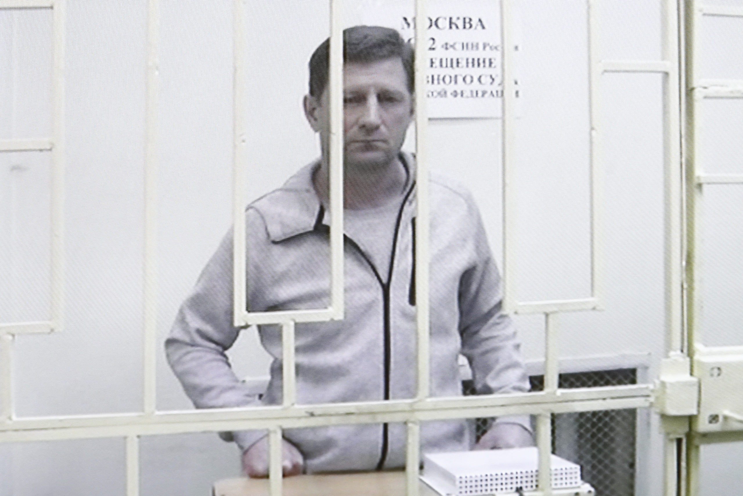 Суд обязал Фургала компенсировать расходы давших на него показания свидетелей Отбывающий срок заключения бывший губернатор Хабаровского края Сергей Фургал по решению суда оплатит более 450 тыс руб судебных издержек расходов на проезд свидетелей обвинения по его делу и на хранение двух его машин Об этом сообщает РИА Новости со ссылкой на судебные документы 90 тыс руб было потрачено на оплату стоянки машин Фургала Toyota Land Cruiser и Lexus LX 570 остальная сумма на проезд и проживание двух потерпевших и 17 свидетелей еще на стадии предварительного следствия и судебного разбирательства Адвокат Фургала подавала апелляцию в которой просила возместить расходы из федерального бюджета поскольку они пошли на свидетелей стороны обвинения Однако суд отклонил этот довод посчитав что для осуществления производства по данному уголовному делу была необходима явка именно этих лиц Сергея Фургала на тот момент еще губернатора Хабаровского края задержали 9 июля 2020 года В феврале 2023 года за организацию убийств двоих предпринимателей и покушения на третьего в 2004 2005 годах он был приговорен к 22 годам колонии строгого режима На длительные сроки также были осуждены еще трое фигурантов подельников Подписаться на KOMSAGRAM Прислать новость