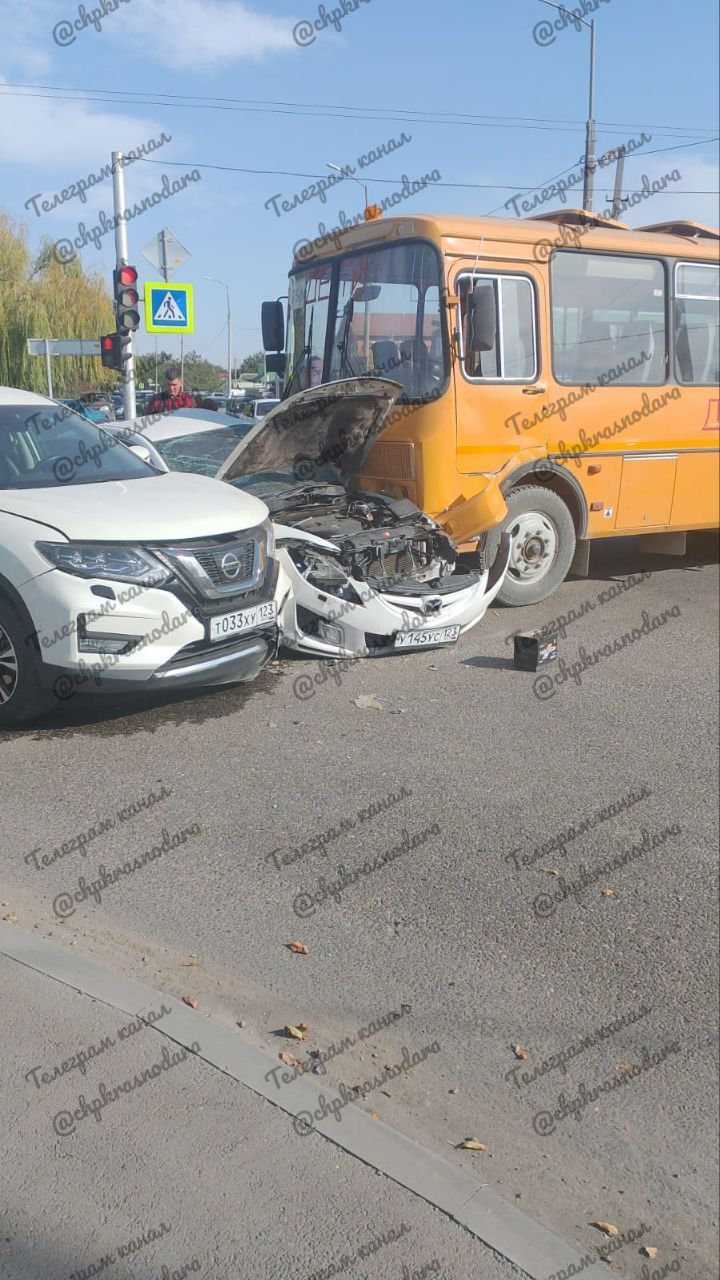 Дорожно-транспортное происшествие с участием школьного автобуса на перекрестке улиц Степная и Центральная в Елизаветинской.  Образовался большой затор, рекомендуем искать пути объезда.   ЧП Краснодар-подписаться   Прислать новость