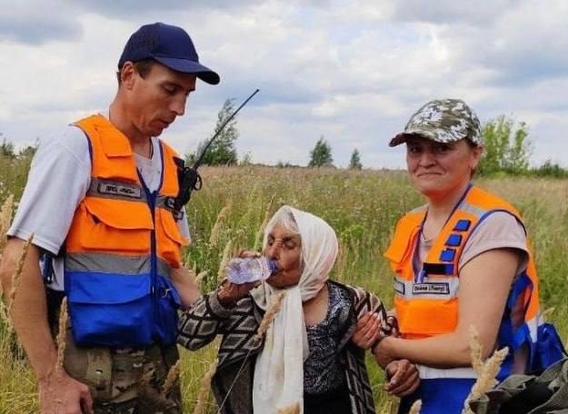 110-летняя россиянка три дня бродила по лесу без еды и воды  Одна из старейших жительниц Нижегородской области ушла из дома и не смогли найти дорогу обратно.   У женщины диагностирован рассеянный склероз, а также имеются проблемы со зрением.  На поиски пенсионерки отправился её 85-летний сын, к которому присоединились сотрудники МЧС и добровольцы. К счастью, женщину нашли живой. Она провела три дня, блуждая по лесу.    ДПСЦ «Рысь»  #поиски #пенсионерка