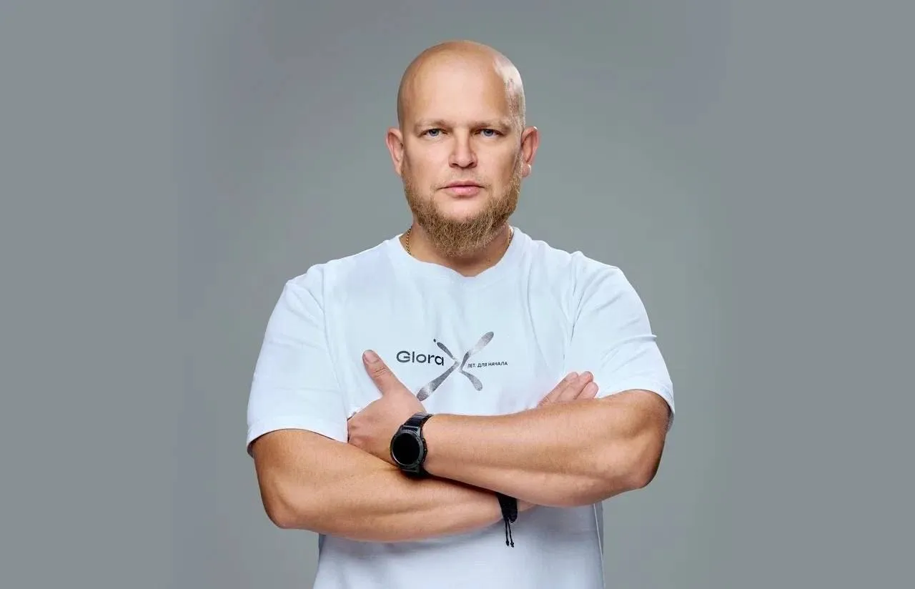 Дмитрий Кашинский покинул пост руководителя GloraX Компанию возглавил сооснователь и бывший первый вице президент по операционной деятельности Александр Андрианов По сообщению компании Кашинский уходит чтобы сосредоточиться на собственных проектах а назначение Андрианова должно обеспечить управленческую преемственность и не повлияет на текущую деятельность и стратегию GloraX