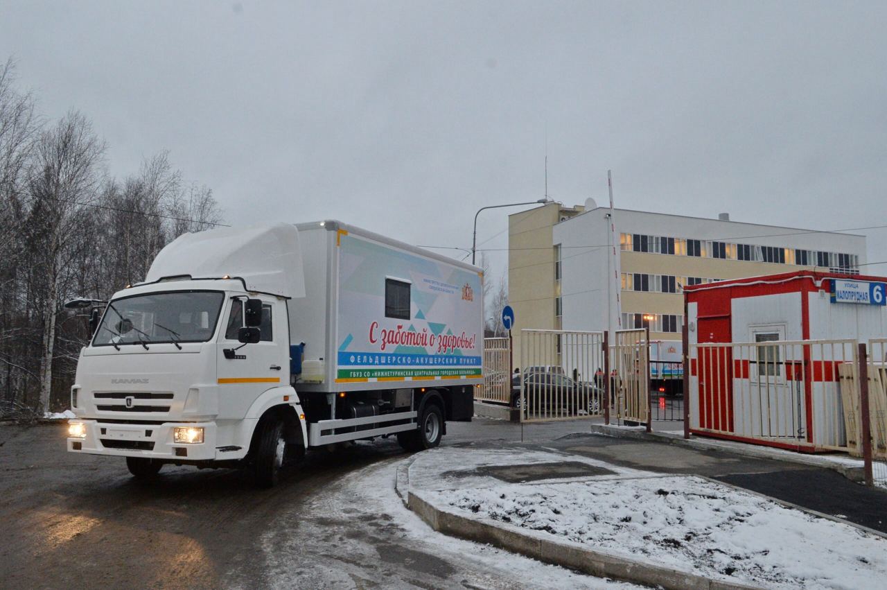 Свыше 5 тыс. женщин прошли маммографию в Верхнепышминской центральной городской больнице с начала 2024 года  Высокоинформативное обследование можно пройти как в стационарных кабинетах, так и в специализированных мобильных комплексах. Помимо стационарного аппарата, в амбулаторном звене для удобства жительниц городских округов Верхняя Пышма и Среднеуральск в медгородке по графику работает мобильный маммограф.   Выездное обследование проводится в выходные дни — это позволяет пройти диагностику женщинам, которые в будни заняты и не могут посетить поликлинику. За один выезд медики успевают проверить здоровье молочной железы у нескольких десятков посетительниц.  Для ранней диагностики злокачественного процесса рекомендуется проходить диспансеризацию и профосмотры ежегодно.    Павел Ворожцов, «Областная газета»   Подписаться на «ОГ» Прислать новость Поддержать канал