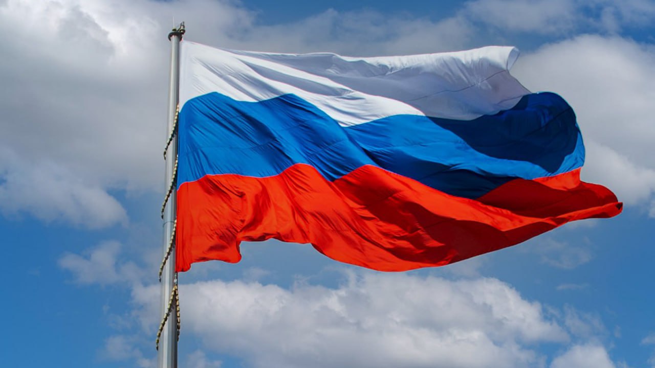 Гордость и радость из мира спорта больше 4200 российских атлетов были допущены к международным соревнованиям в 2025 году Россия добилась того что уже 67 международных федераций допускают наших спортсменов к соревнованиям На 40 чемпионатах мира и Европы российские атлеты завоевали 112 медалей что на 41 больше чем в прошлом году Об этом в своей колонке в газете Коммерсант сообщил министр спорта РФ и председатель ОКР Михаил Дегтярёв В 2025 м МОК снял ограничения на участие российских юниоров с флагом и гимном включая командные дисциплины Международные федерации дзюдо самбо кикбоксинга и муай тай вернули национальную символику восстановлен статус Паралимпийского комитета России Кроме того РФ выиграла четыре прецедентных международных арбитража SHOT в MAX max ru shot