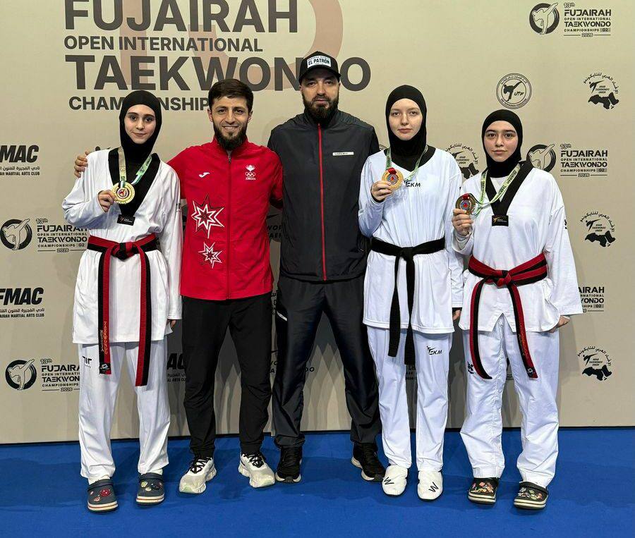 Три золота принесли России тхэквондисты Дагестана на турнире в ОАЭ В городе Фуджейре продолжается представительный международный турнир по тхэквондо Второй день соревнований стал триумфальным для представителей Дагестана которым удалось лидировать сразу в трех весовых категориях В состязаниях женщин на верхнюю ступень пьедестала почета сумели подняться Шамала Селимова 49 кг Хадижа Гаджиева 59 кг и Амина Багадзиева 68 кг Напомним что днем ранее бронзовую медаль выиграл дагестанец Магомедрасул Омаров 80 кг