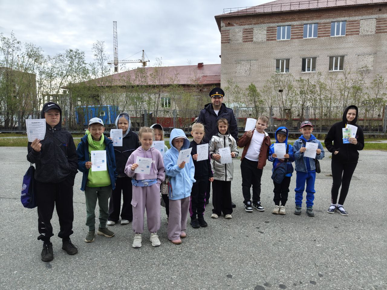 В Лабытнанги сотрудники Госавтоинспекции провели для детей акцию «Я – пешеход». 19 июня в летнем лагере при средней школе № 1 автоинспекторы организовали серию познавательных занятий, посвященных безопасности пешеходов. В ходе мероприятия дети узнали о важности соблюдения Правил дорожного движения, правилах безопасного поведения на дороге и основах пешеходного движения. Юные участники активно интересовались темой и обсуждали различные дорожные ситуации. Всем детям были вручены памятки с основными Правилами дорожного движения. #мвдроссии #полиция #гибддянао #гибдд #янао #лабытнанги