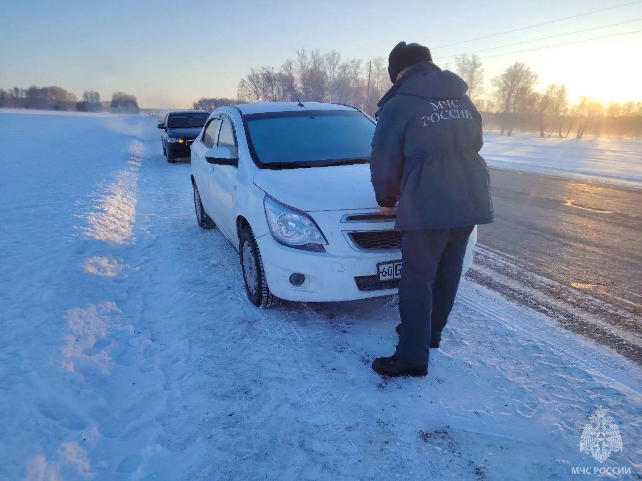 Барнаул 1 Пять человек застряли в мороз на трассе в Алтайском крае Инцидент произошёл ночью в Ребрихинском районе там сломался Шевроле Пять человек ехали из Бийска в Узбекистан Поломка бы в сильный мороз что опасно Как итог сотрудники МЧС помогли людям эвакуировав их в пункт обогрева в Ребрихе Медпомощь никому не понадобилась Мы в МАХ Написать нам
