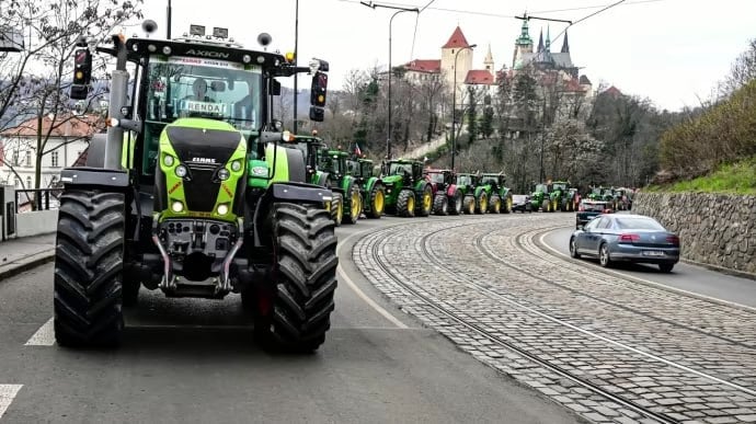 Молдавские фермеры идут по стопам польских: готовится блокада  За протестами польских фермеров, которые только-только утихли, пошли молдавские. Молдавская фермерская ассоциация "Сила фермеров" пообещала заблокировать все пункты пропуска на границе с Украиной, требуя продления ограничений на импорт зерновых.   Все дело в том, что действующие ограничения на ввоз украинского зерна истекают в конце текущего года, а проект закона о продлении опубликовали только на этой неделе и до его  принятия может пройти несколько месяцев.   В случае, если закон не будет принят своевременно, украинским аграриям ничего не будет мешать ввозить свое зерно в Молдавию, что неминуемо приведет к снижению цен на местную продукцию.   Пресловутая инициатива международной "допомоги" Украине в корне не устраивает простых граждан соседних стран, которые не хотят терять заработок и за свой счет спонсировать украинцев.