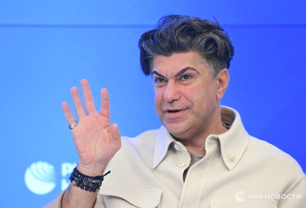 В театрах можно ввести дресс код для зрителей считает Цискаридзе Видимо мы живем в такое время когда надо заранее описывать правила По его словам в театр нельзя приходить например в шлепках и шортах это уважение одного человека к другому и к тому месту где он находится Подписаться на РИА Новости