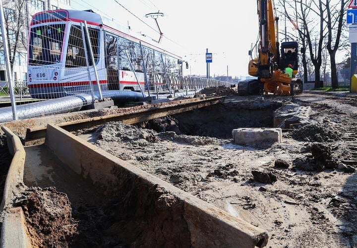 Стало известно, когда закончат замену коллектора на улице Московской в Краснодаре  Коммунальщики продолжают первый этап работ по замене участка коллектора на многострадальной ул. Московской. Всего предстоит заменить 800 м старого коллектора, который расположен здесь рядом с трамвайной веткой.    Специалисты уже смонтировали три колодца, уложили 233 м полиэтиленовых труб диаметром 1000 мм на участке от ул. им. 40-летия Победы до дома № 55/г по ул. Московской.  - Сейчас мы забиваем шпунты Ларсена для укрепления стенок котлована в точках присоединения нового коллектора к существующей сети. Ведутся подготовительные работы к затяжке участка трубопровода протяженностью 10 метров методом горизонтально-направленного бурения, - отметил директор по производству «Краснодар Водоканала» Станислав Гераськов.  ДАЛЕЕ