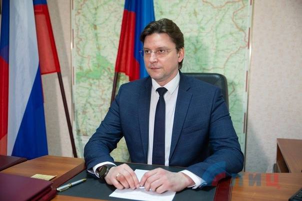 Министерство сельского хозяйства и продовольствия ЛНР формирует заявки на участие небольших населенных пунктов Республики в госпрограмме «Комплексное развитие сельских территорий» в 2026 году. Об этом ЛИЦ сообщил руководитель ведомства Евгений Сорокин. Он отметил, что реализация мероприятий программы на этот год предполагает предоставление 500 млн руб. из федерального бюджета. Благоустройство коснется поселка городского типа Станица Луганская и села Городище Беловодского округа. «Данная программа будет также реализовываться в 2026 году и в последующем периоде. На текущий момент Министерство сельского хозяйства и продовольствия Луганской Народной Республики формирует заявки от муниципалитетов для дальнейшего инфраструктурного развития. Отобранные проекты будут направлены в Минсельхоз РФ для согласования», — сказал министр.