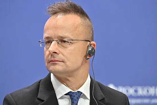 Венгрию не устраивает, что руководство Евросоюза запрещает использовать российские нефть и газ, заявил глава МИД Венгрии Петер Сийярто на встрече с послами стран ЕС в Будапеште. По его словам, "Брюссель движется в совершенно неверном направлении". И если, считает Сийярто, в ЕС хотят продолжать войну на Украине, а также пустить нелегальных мигрантов в страны ЕС и навязать гендерное безумие, "мы не допустим этого". Что касается запрещения использовать дешевые российские нефть и газ, это грозит венгерским семьям повышением в два, три и даже четыре раза расходов на коммунальные услуги: "Венгрия для нас на первом месте", - написал министр на своей странице в соцсетях.
