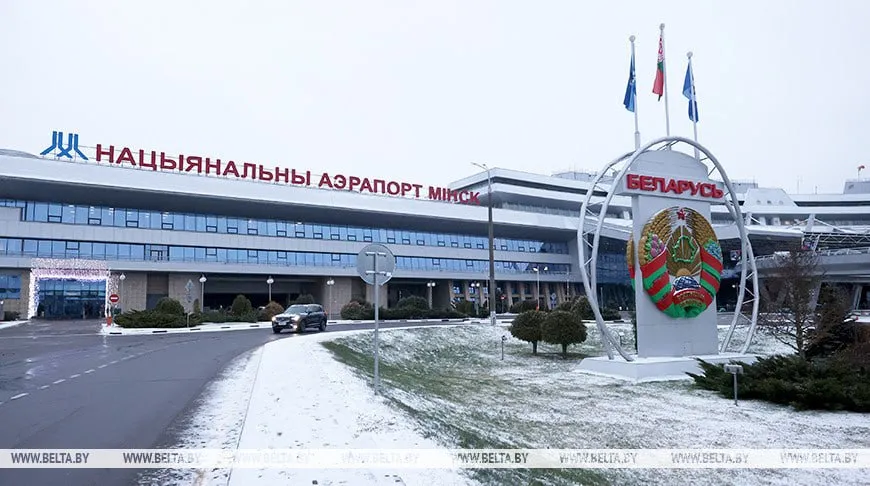Призывнику запретили выезд из России после повестки ограничения сработали даже при попытке уехать через Беларусь Об инциденте сообщают правозащитники Движения сознательных отказчиков По их информации в начале апреля призывнику из Санкт Петербурга назначили медкомиссию на 29 апреля а в электронном реестре одновременно появился запрет на выезд Он попытался выехать через Беларусь но его развернули на границе Во второй раз ему удалось попасть в Минск на поезде Однако затем в аэропорту города пограничники дважды не пустили его на самолет В обоих случаях отказ сопровождался только устными объяснениями без каких либо документов Прецедент крайне неприятный для всех кто резонно не хочет идти в армию Ранее Беларусь была форточкой через которую можно было попасть в свободный мир Теперь очевидно базы силовиков объединяются а лазейка стремительно закрывается