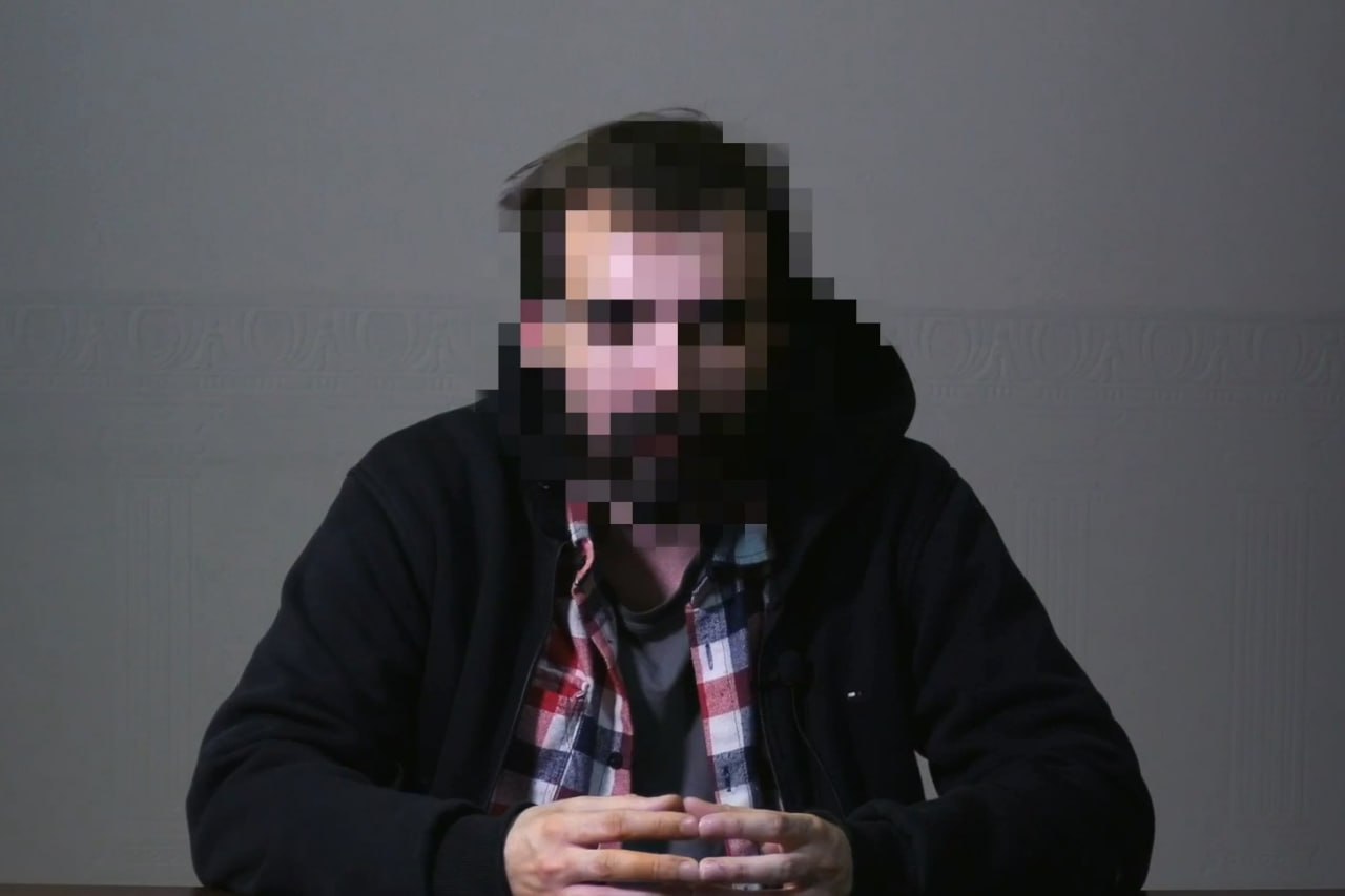 Украинских агентов из Керчи, которые готовили теракты, будут судить в Ростове-на-Дону Против 24-летнего Сергея Козлова и 26-летней Евгении Самойловой были возбуждены ряд уголовных дел. Как рассказали в прокуратуре Севастополя, Козлов в сентябре 2023 года начал сотрудничать с представителями украинской разведки, позже привлёк к этому и свою сожительницу Самойлову. Мужчина научился делать «коктейли Молотова» и СВУ. «В октябре 2023 года, выполняя поручения украинского куратора, Козлов с использованием «коктейля Молотова» сжег в Керчи автомобиль c наклеенными на кузове логотипами «Z» или «V». Размер причиненного собственнику автомобиля ущерба превысил 860 тысяч рублей», — говорится в сообщении. Потом Самойлова и Козлов пытались устроить теракт на железнодорожных путях в Крыму и убить военнослужащего в Севастополе. Совершить преступления они не смогли, так как были задержаны правоохранителями. Уголовное дело в отношении обвиняемых передали в Южный окружной военный суд. Фото: УФСБ России по Республике Крым и Севастополю Крым 24