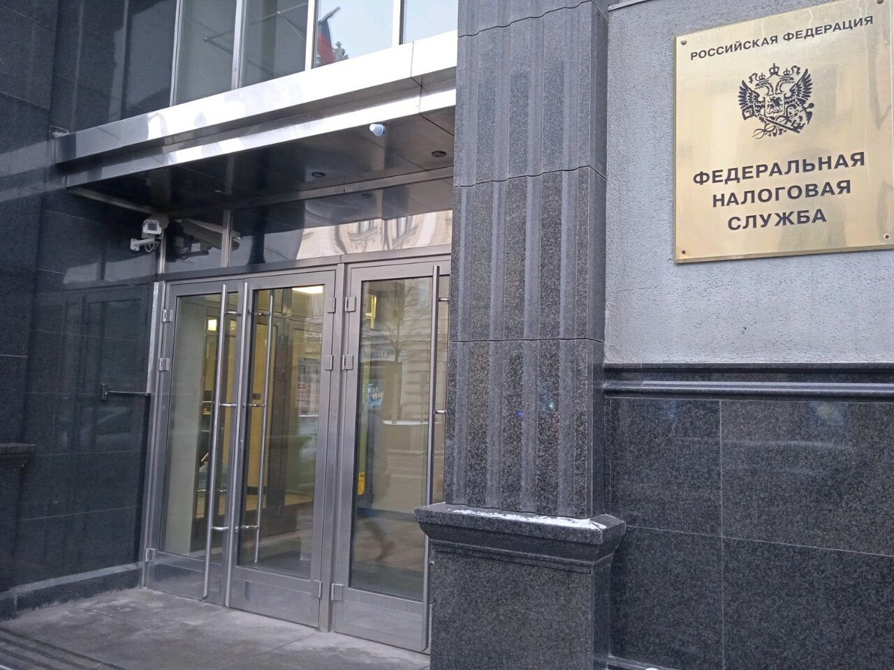 ФНС России напоминает об особенностях предоставления стандартных налоговых вычетов на детей С начала этого года увеличены размеры стандартного налогового вычета по НДФЛ. Так, на второго ребенка он составляет 2 800 рублей, на третьего и каждого последующего – 6 тыс. рублей. Также опекунам и попечителям, если ребенок является инвалидом I или II группы, вычет предоставляется в размере 12 тыс. рублей. Налоговый вычет родитель опекун, попечитель может получать до того месяца, пока его общий доход с начала года не превысит 450 тыс. рублей. Напоминаем, что стандартный налоговый вычет предоставляется в двойном размере единственному родителю приемному родителю , усыновителю, опекуну, попечителю. Его использование прекращается с месяца, следующего за месяцем вступления такого родителя в брак. Кроме того, в двойном размере такой вычет может предоставляться одному из родителей приемных родителей по их выбору на основании заявления об отказе второго родителя приемного родителя от его получения. Далее...