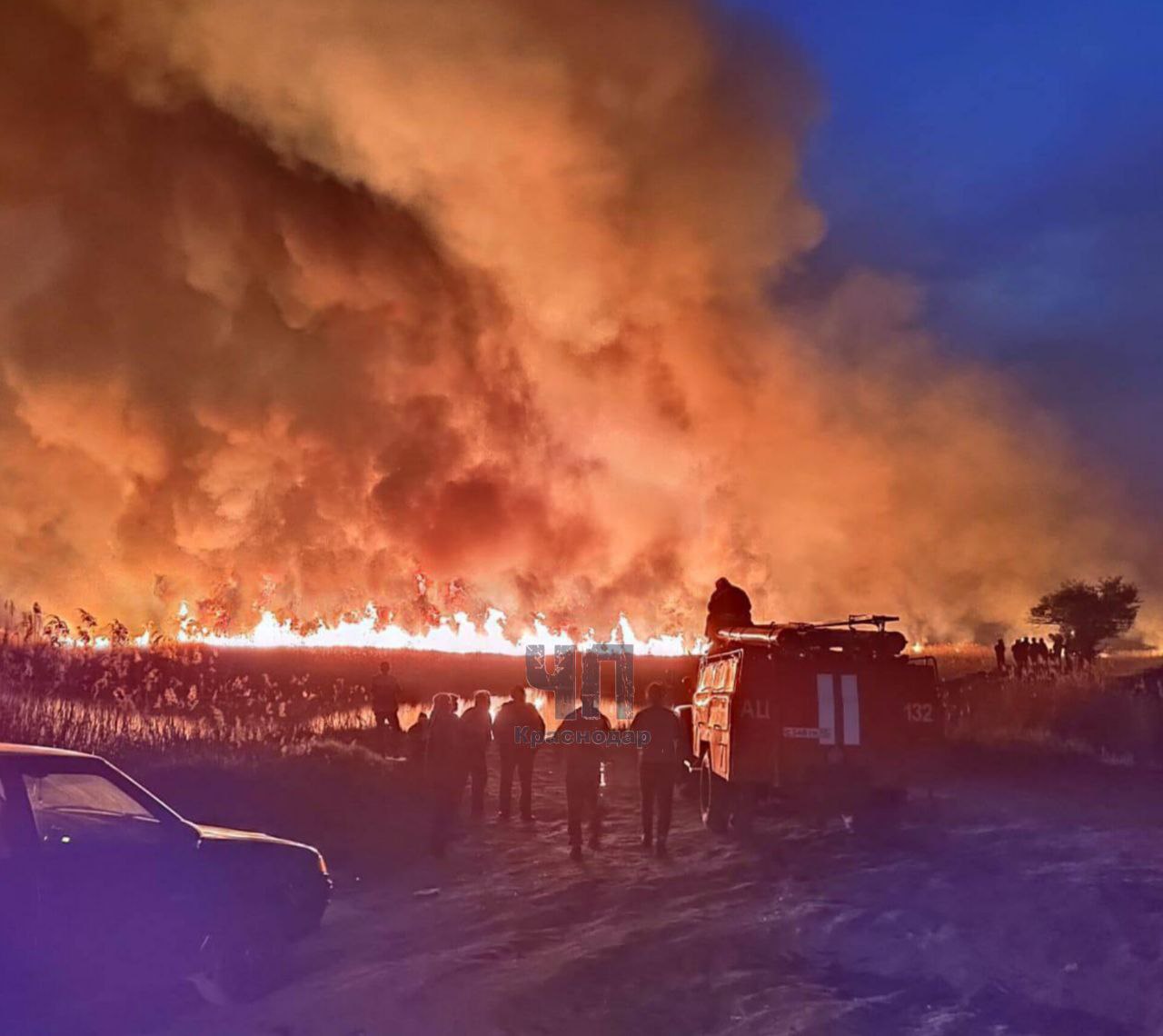 Огромный пожар близ Старощербиновской: горят плавни! В районе села Ейское Укрепление бушует пожар. Огонь, начавшийся ещё днём, быстро распространился и к вечеру достиг окрестностей Старощербиновской. Местные жители тревожатся.