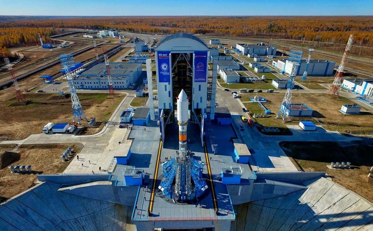 В Национальном центре Россия разыграют тур на космодром Восточный В Москве 2 сентября начала работу новая выставка Регион 2030 Платформа будущего Первыми свои стенды представили семь регионов в том числе два дальневосточных Еврейская автономия и Амурская область Как обозначено на официальном сайте национального центра Россия Амурская область это восточные ворота России Стенд объединяет несколько ключевых элементов динамическую карту экономических связей региона детализированную модель космодрома Восточный и интерактивную инсталляцию Мост дружбы символизирующую партнерские связи с Китаем Одной из первых в рамках выставки Амурская область проведет День региона 23 сентября пройдет множество интересных событий В частности свою программу представит Агентство гостеприимства С 14 00 до 15 00 на стенде Амурской области состоится презентация туристического потенциала региона По ее итогам среди слушателей пройдет викторина победитель получит путевку на космодром Восточный С 17 00 до 19 00 на стенде региона желающие смогут посмотреть фильм БАМ От края до края Авторы проекта российские блогеры Алексей Жирухин и Александр Еликов а также амурский оператор Илья Тян Команда месяц путешествовала по автодублеру БАМа а потом рассказала про достопримечательности природные красоты и судьбы людей великой стройки В течение всего дня 23 сентября гости выставки смогут побывать на космодроме Восточный и Амурском газоперерабатывающем заводе надев VR очки а главное лично задать профессиональным консультантам коренным амурчанам все интересующие вопросы Подписывайтесь на новости Амурской области в МАХ