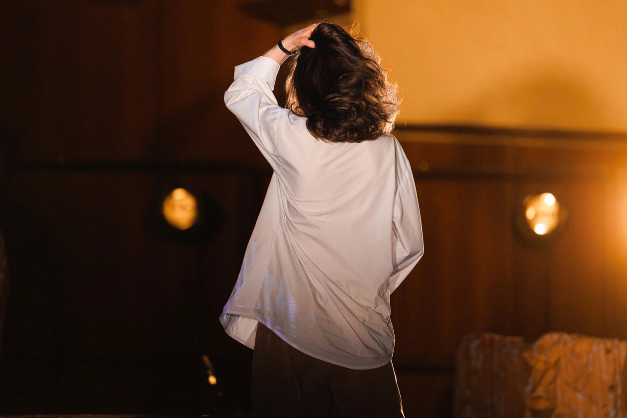 Во Владивостоке открывается набор на курс по актёрскому мастерству Школа креативных индустрий филиала РГИСИ во Владивостоке объявляет о старте набора на подготовительный курс по актёрскому мастерству 16 Программа ориентирована на абитуриентов театральных вузов а также на всех кто рассматривает возможность профессионального развития в сфере сценического искусства сообщают организаторы В рамках курса слушатели познакомятся с основами речевого и сценического движения освоят навыки работы с голосом и дикцией а также выразительного чтения литературных произведений Преподавателем курса выступит Анастасия Тимофеева педагог студии театра и театральных технологий Школы креативных индустрий актриса Драматического театра Тихоокеанского флота член Союза театральных деятелей России и выпускница магистратуры РГИСИ по направлению Проектирование спектакля  Записаться на программу можно оставив заявку по ссылке Дополнительная информация по телефону 8 966 282 21 28 и в телеграм канале Школы креативных индустрий 18 Erid 2SDnjdHj5Qt Реклама Рекламодатель Федеральное государственное бюджетное образовательное учреждение высшего образования Российский государственный институт сценических искусств Российский государственный институт сценических искусств ИНН 7803006161