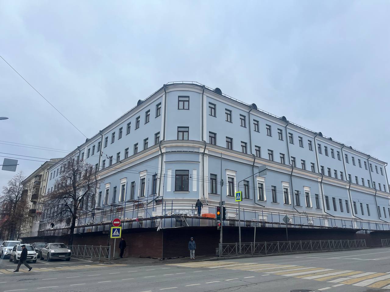 В Казани завершился первый этап реставрации дома Баумгартена Щербаковой Специалисты укрепили фундамент здания XIX века на Карла Маркса отремонтировали кровлю и перекрасили стены в серо голубой цвет вернув исторический облик После завершения всех работ в доме планируют разместить Институт международных отношений КФУ Вечерка в MAX в Telegram