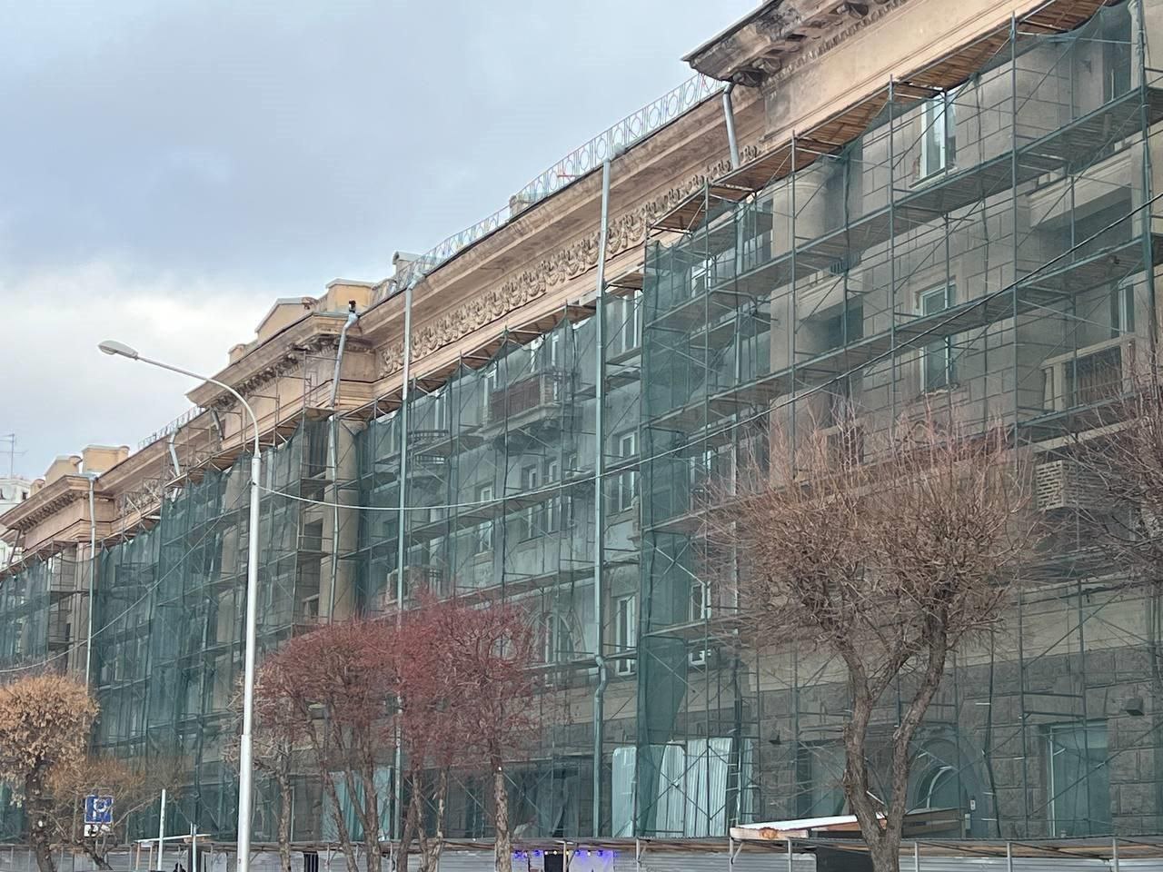 К 400 летию Красноярска отремонтируют фасады одиннадцати домов объектов культурного наследия Работы на первых двух зданиях запланированы в 2026 году В порядок приведут дома на ул Обороны 2б и ул Ленина 127 Всего планируется отремонтировать фасады 180 зданий расположенных в исторической части города а также вдоль крупных магистральных улиц по которым проходят так называемые гостевые маршруты