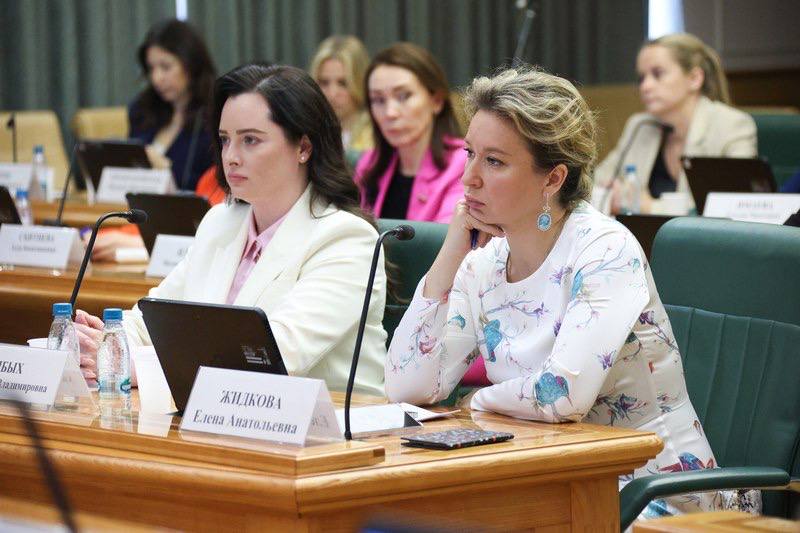 На заседании Совета Евразийского женского форума в Совете Федерации подвели итоги активной и насыщенной работы за первое полугодие 2025 года. Проекты и сессии Совета стали неотъемлемой частью ключевых международных и всероссийских мероприятий, и за каждой из них стоит конкретное продолжение — в регионах, в образовательных проектах, в партнерских соглашениях. Среди ключевых событий, отмеченных на заседании — старт образовательной программы «Женщина-лидер. Север и Дальний Восток», подведение промежуточных итогов проектов по социально-экономическому развитию Арктики и Дальнего Востока, развитию женского лидерства в инвестиционной сфере. Особое внимание — международному сотрудничеству: к проектам Совета присоединились Китай, Мьянма, Вьетнам, Индонезия и другие страны БРИКС. Также отдельно участники заседания подвели итоги мероприятий, посвященные 80-летию Великой Победы. Онлайн-марафон «Подвиг женщин Победы» собрал миллионы просмотров и откликов. Это событие нашло отклик и у амбассадоров и участниц Женского сообщества Росатома. В рамках марафона было опубликовано более 30 рассказов о женщинах-героях Великой Отечественной войны. И конечно запустили новые проекты в портфеле Совета - Женщины в АПК от Минсельхоза России и др.