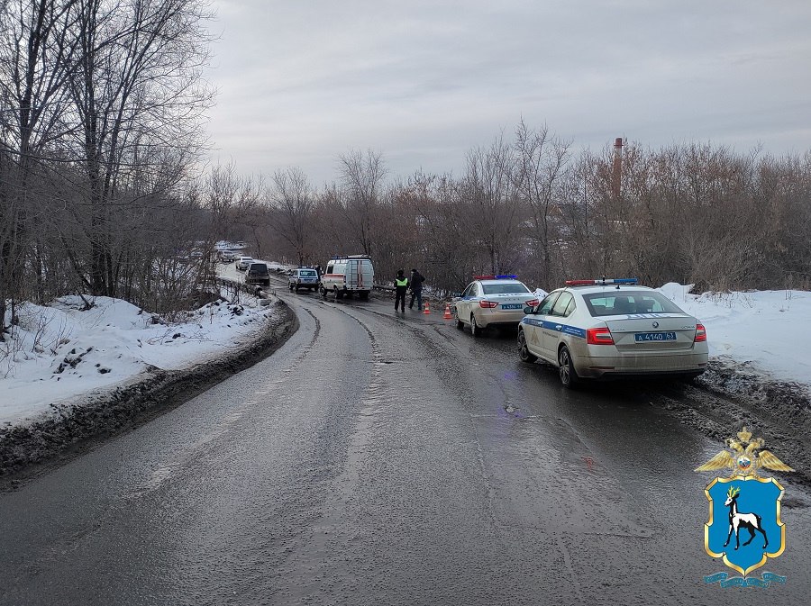 Полиция ищет очевидцев смертельного ДТП в Сызрани. 3 января около 14:23 на улице Кирпичной возле дома №52 автомобиль LADA Granta под управлением мужчины 1988 года рождения съехал в овраг. Водитель погиб на месте. Следственное управление МУ МВД России «Сызранское» просит очевидцев обратиться по телефонам: 8 8464 35-50-79, 8 993 460-23-03 или 102.